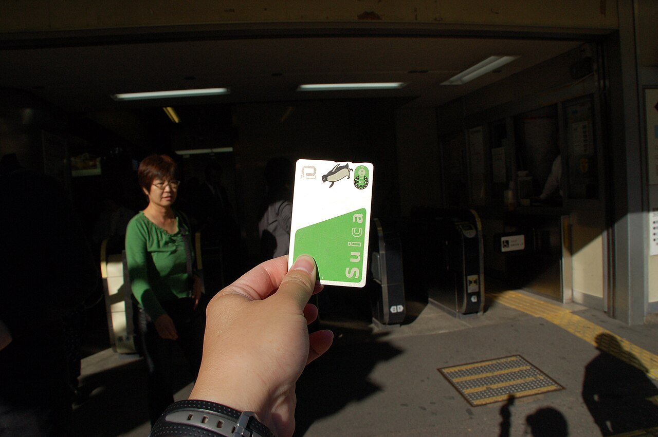 手持綠色 Suica 交通 IC 卡準備進站閘門（示意）——東京地鐵一日券划不划算，取決於你今天到底會刷幾次卡