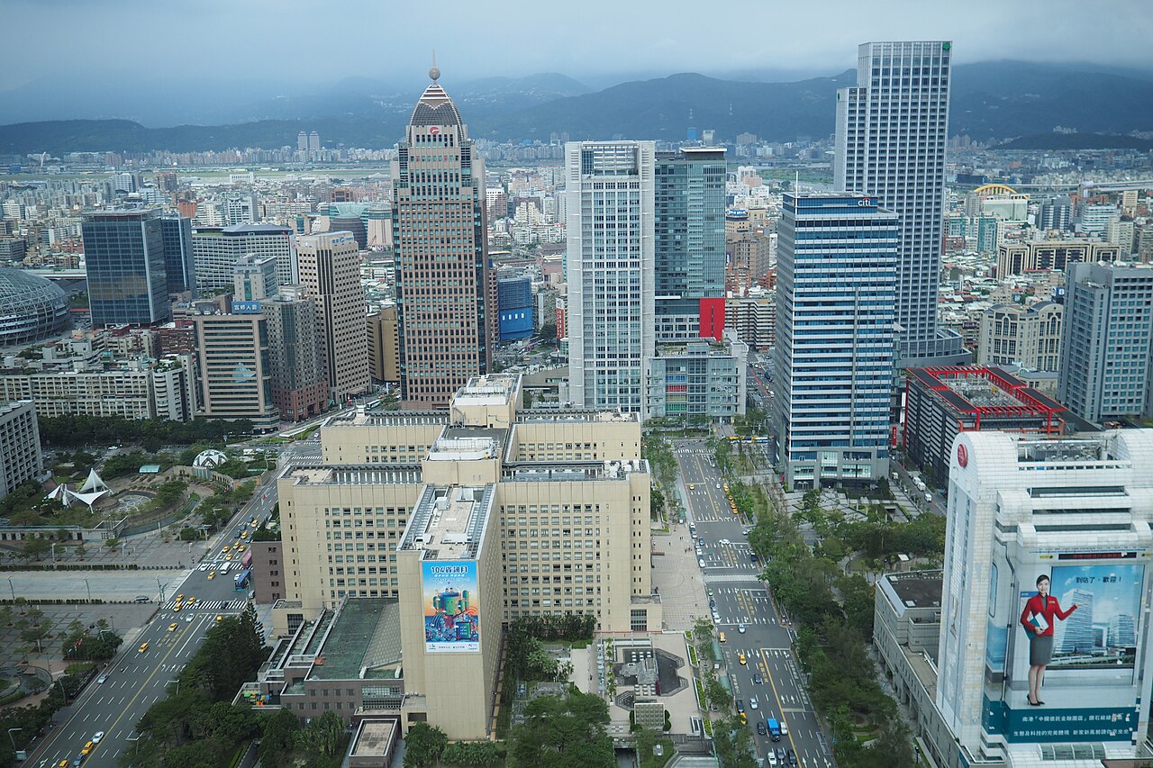 台北 101 與城市天際線。對第一次嘗試遠端生活的人，先在台北試水溫零風險