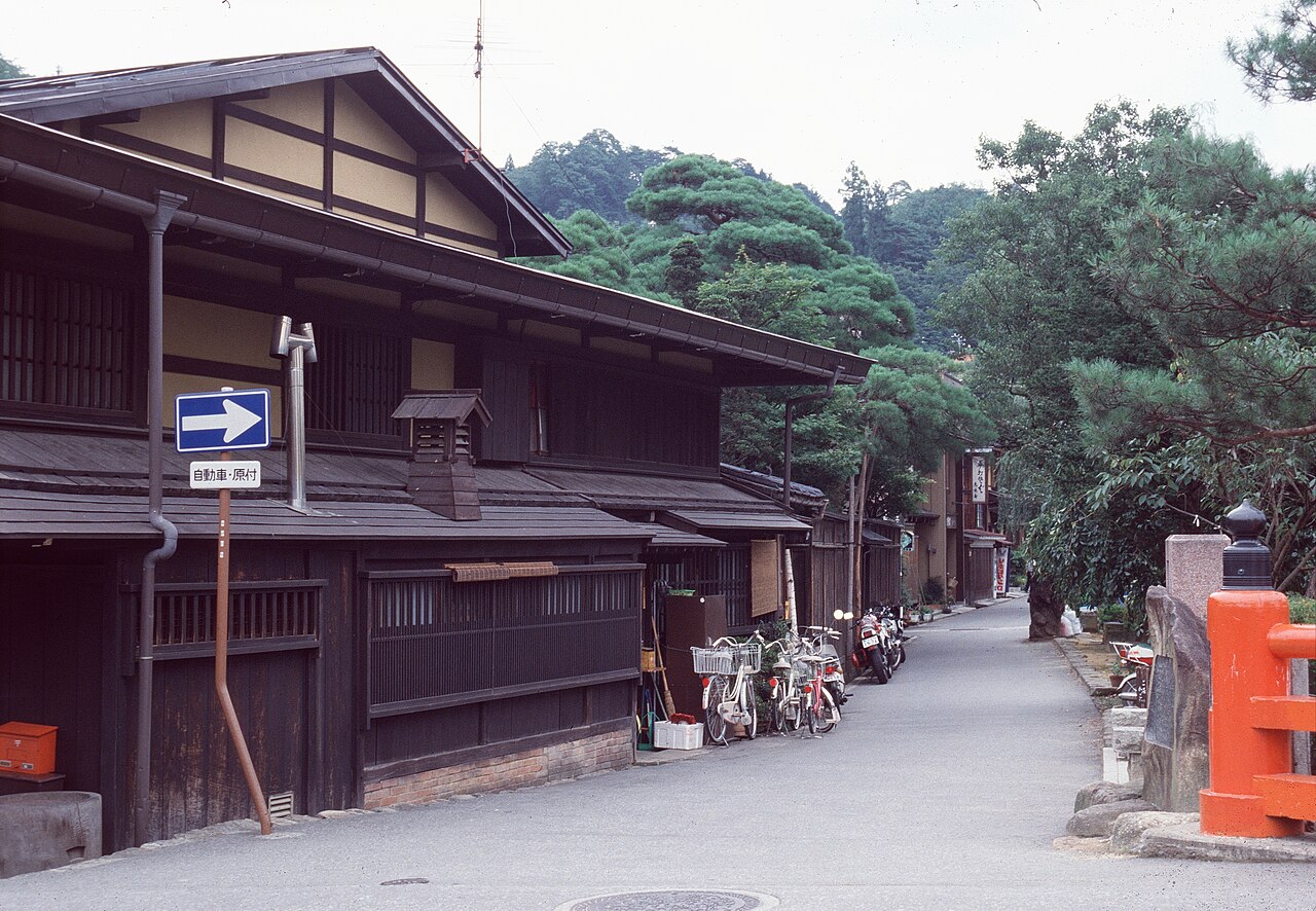 飛驒高山的三町老街,黑木造町屋與飛驒牛串是固定行程(實景示意,非兩倫自攝)