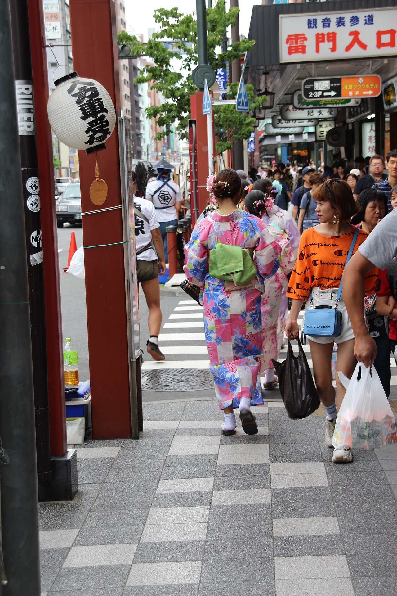 淺草雷門與仲見世通——和服、人力車、仙貝,是帶小孩感受日本的好起點(實景示意,CC 授權,非兩倫自攝)