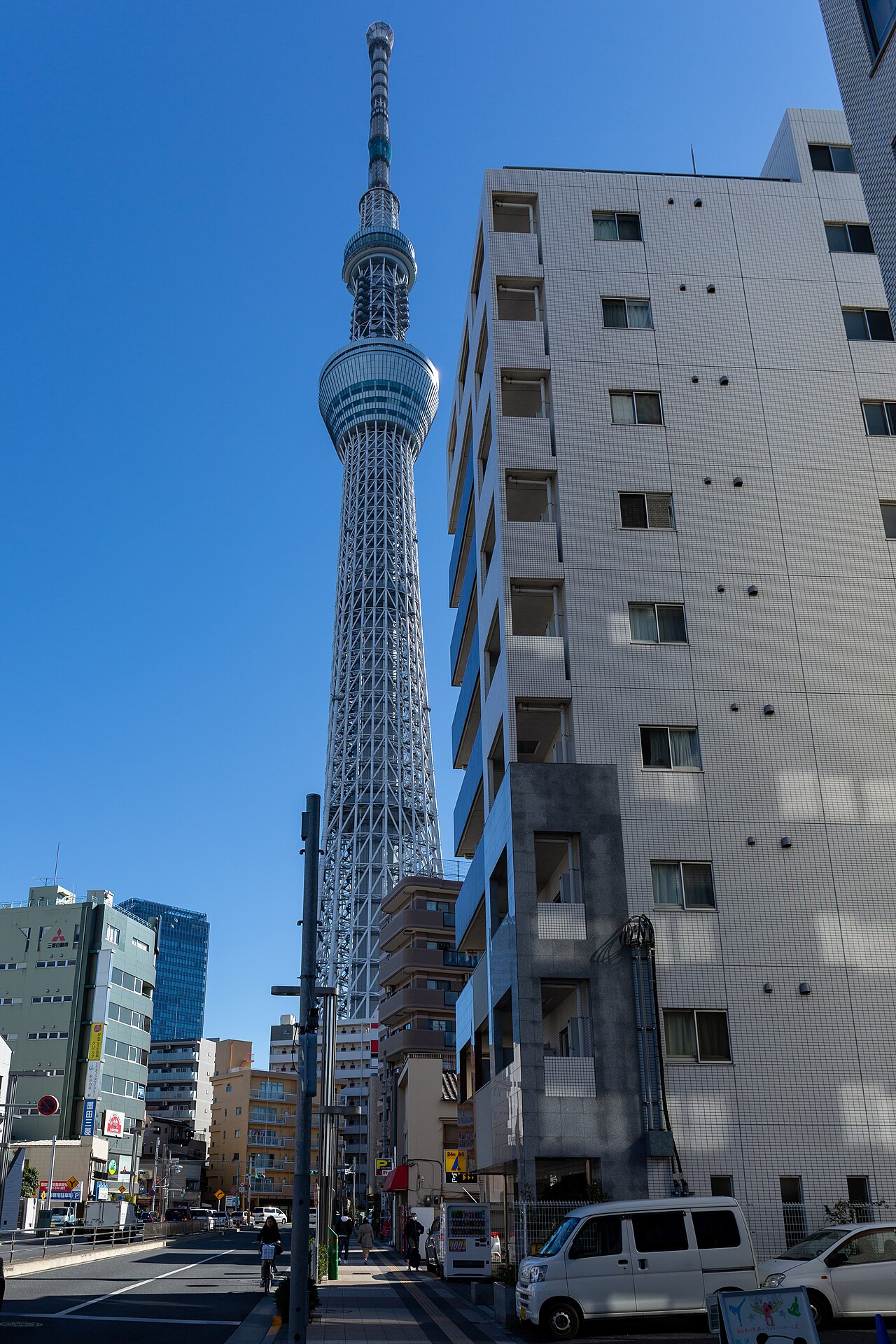 東京晴空塔——晴空塔城裡有水族館、商場與餐廳,是帶小孩的全天候避暑點(實景示意,CC 授權,非兩倫自攝)
