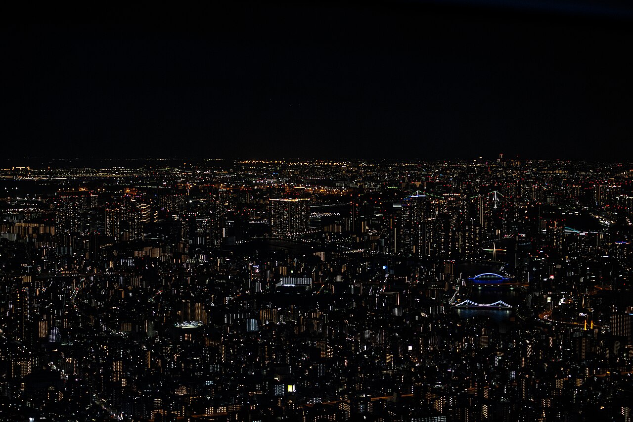 做功課時收進口袋的東京夜景：晴空塔點燈。把『邊看夜景邊吃飯』排一晚進行程，是凱倫認證最有儀式感的一餐。
