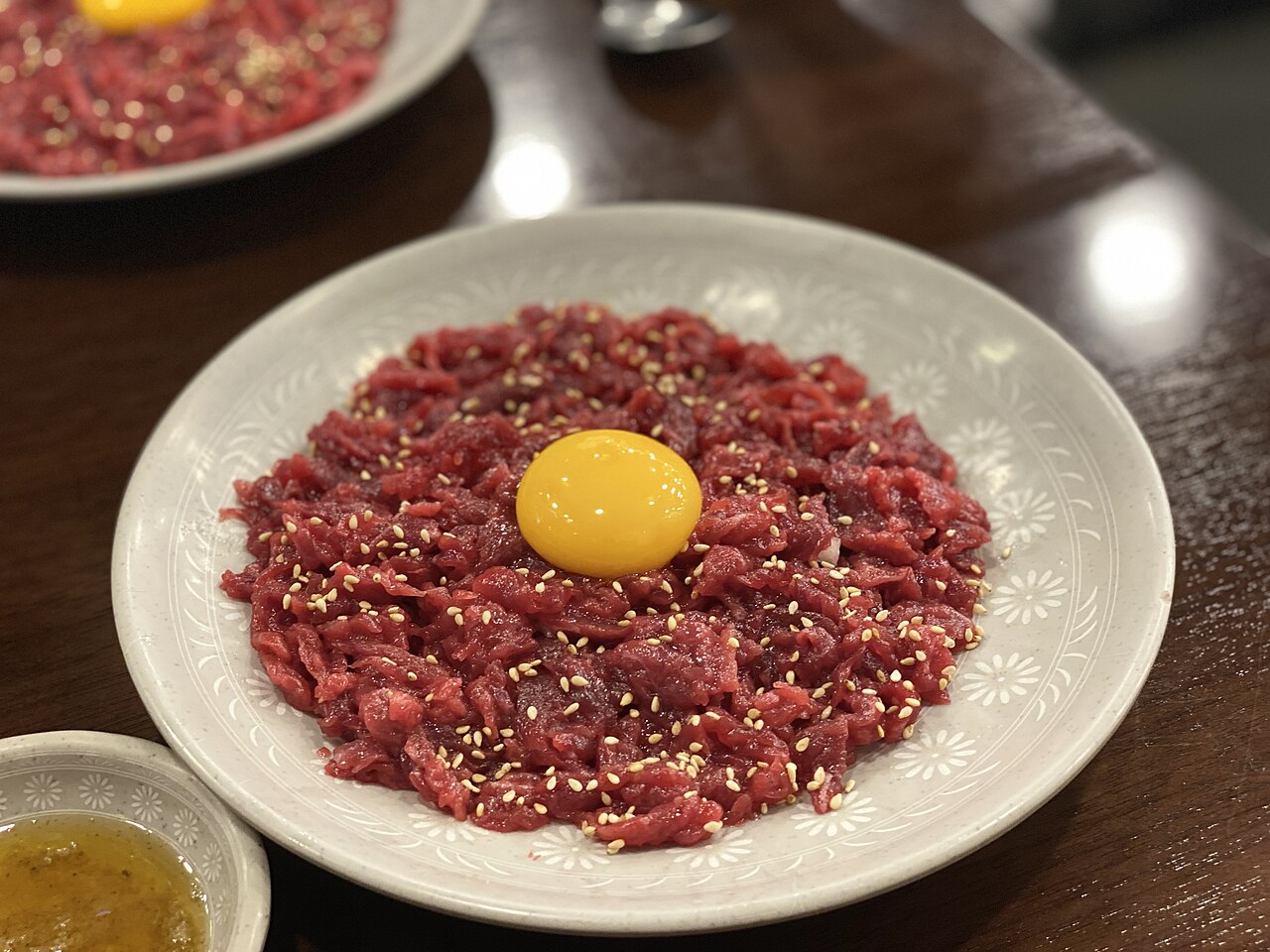 生牛肉拌上蛋黃與梨絲，富村是必比登推薦的老攤（示意實景）