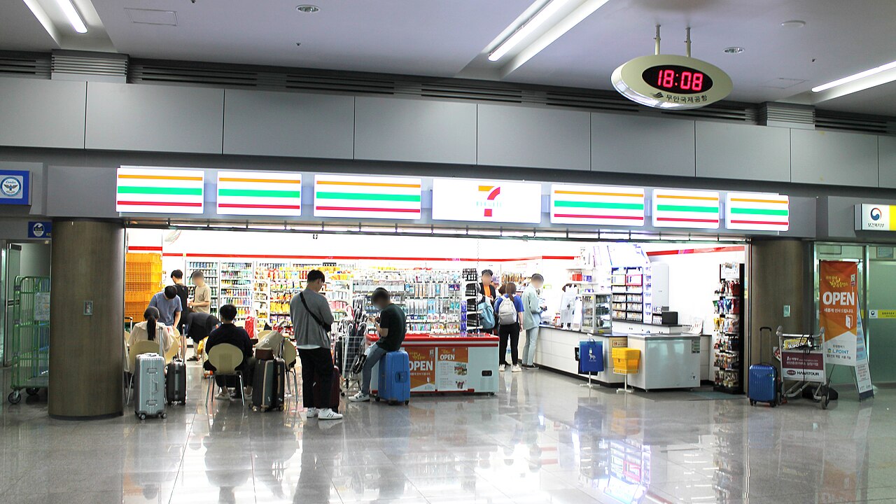 現金真的不夠時,日本便利商店的 ATM 能海外提領救急——但每筆手續費會咬人,別當主力。