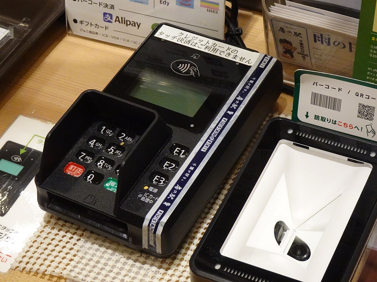 日本店家結帳台示意圖（非本人拍攝）——有些機台會在螢幕上直接跳幣別選項，有些是店員口頭問你