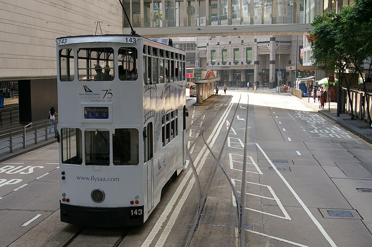 叮叮車穿梭在港島街道,全程只要 HK$3