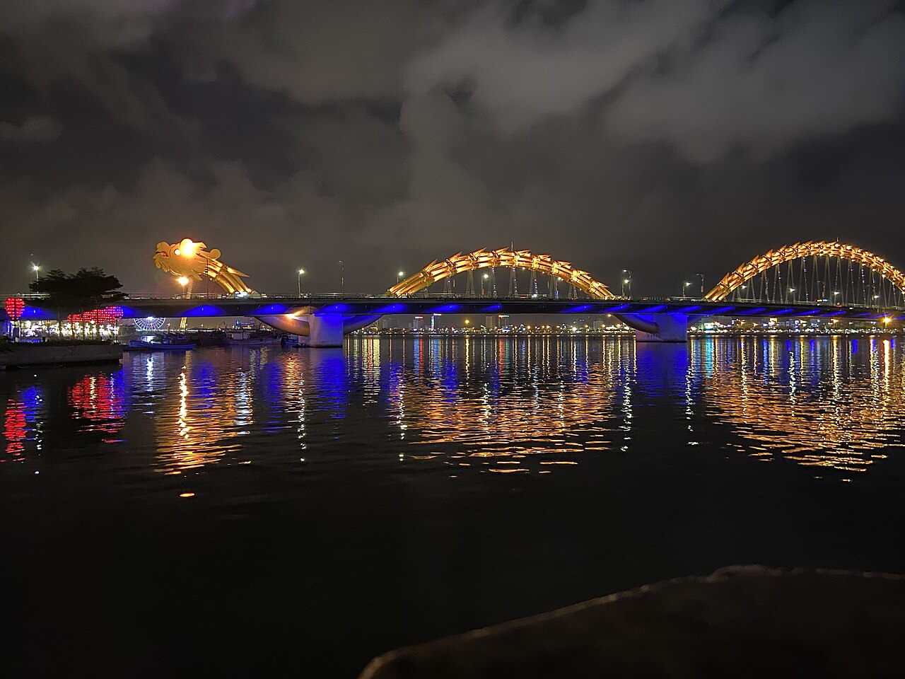 韓江上的龍橋，週末夜晚會噴火的那條龍。