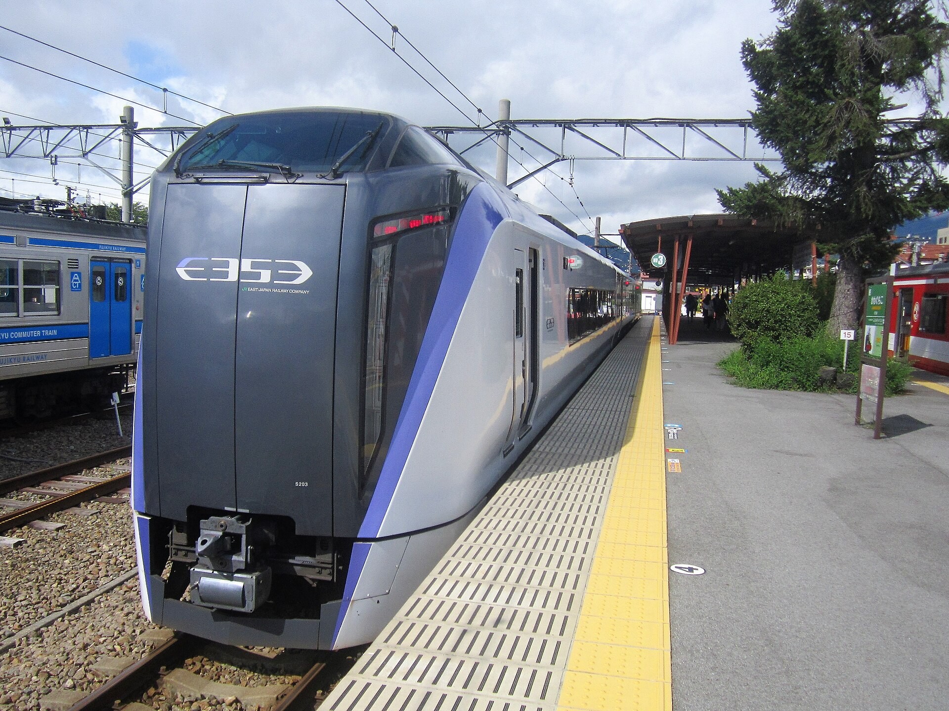 停在河口湖站的富士回遊(E353 系),新宿直達、全車指定席