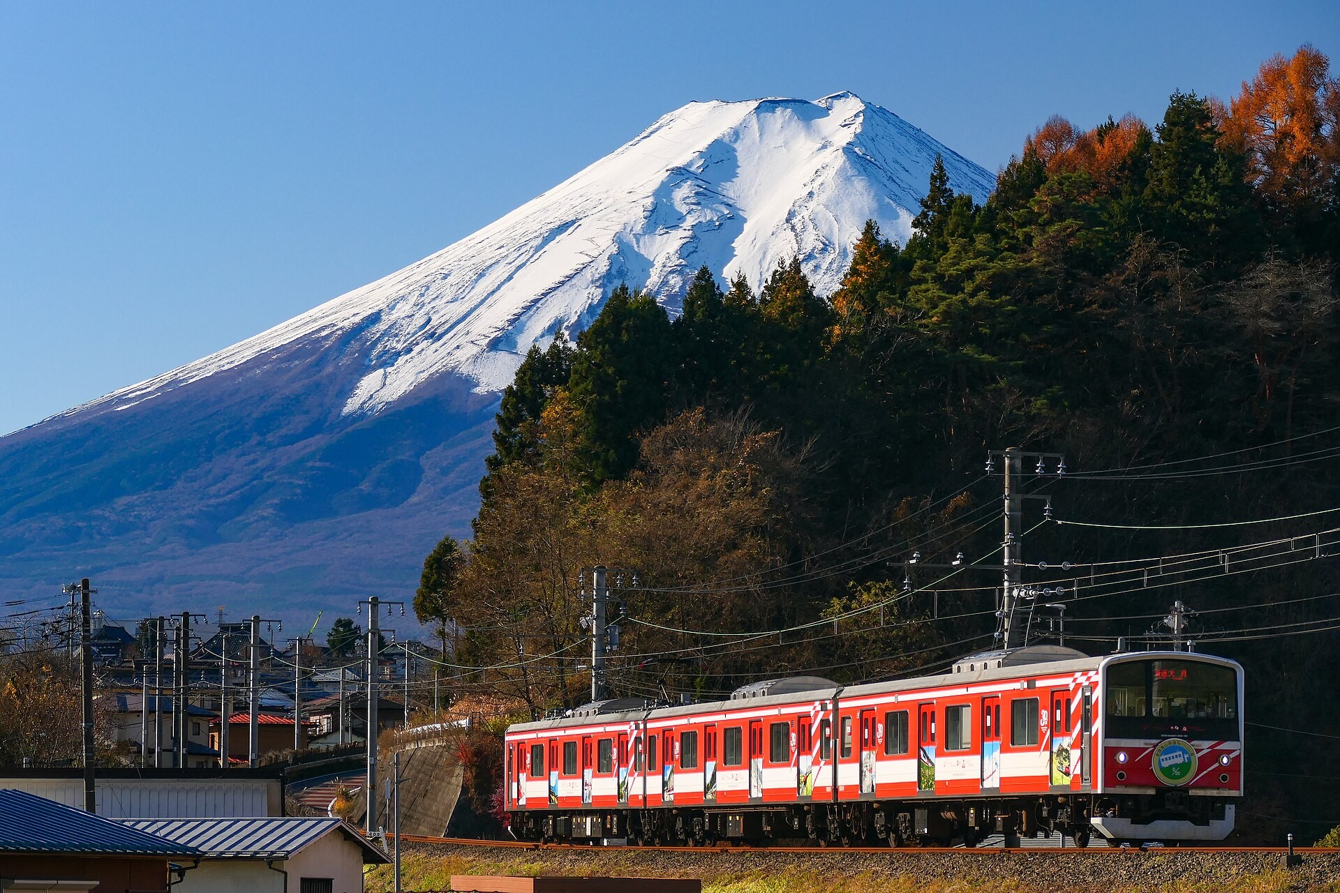 富士急行線的列車與富士山——大月換車後就是走這一段