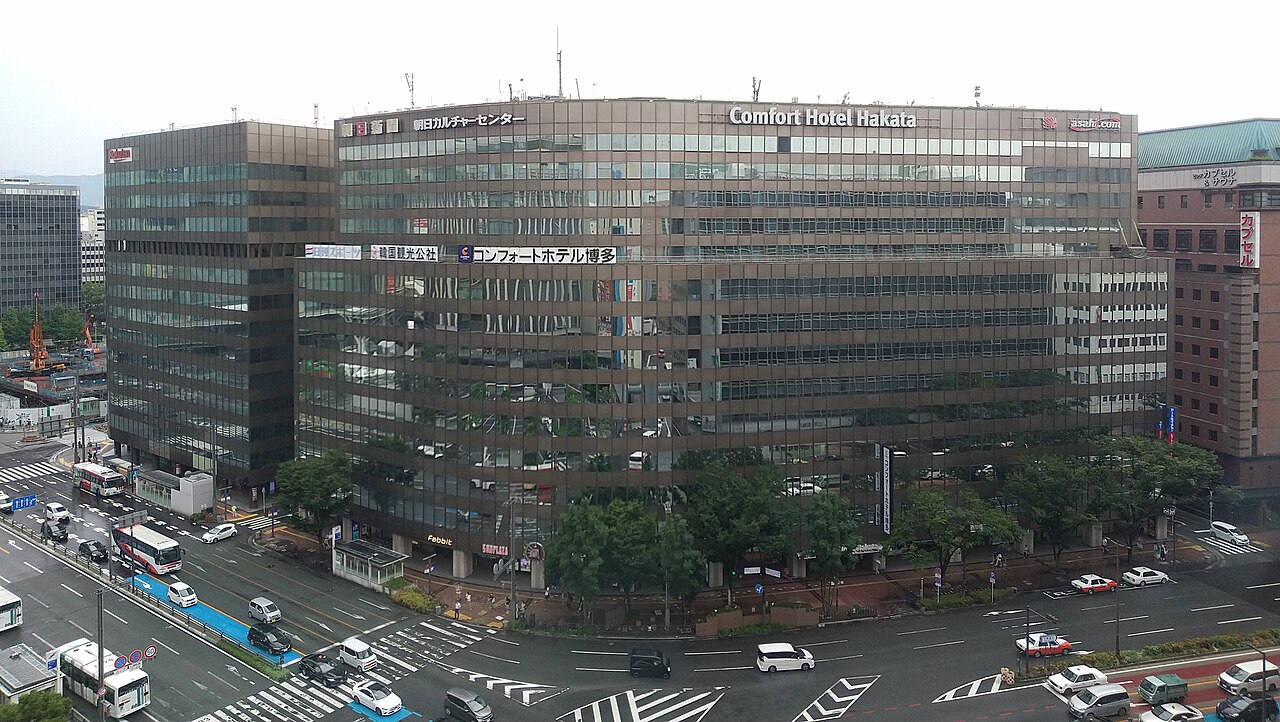 博多車站是九州的交通心臟，JR、新幹線、地鐵、機場快線都在這裡