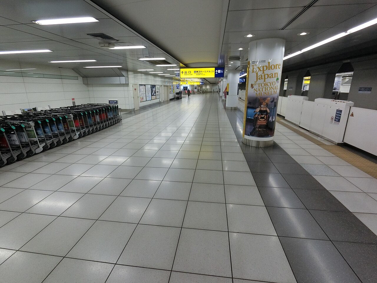 羽田機場第三航廈的動線——2026 年這裡也啟用了共同自助通關機，掃 QR 就能自助辦入境＋海關（示意圖，非本人拍攝）