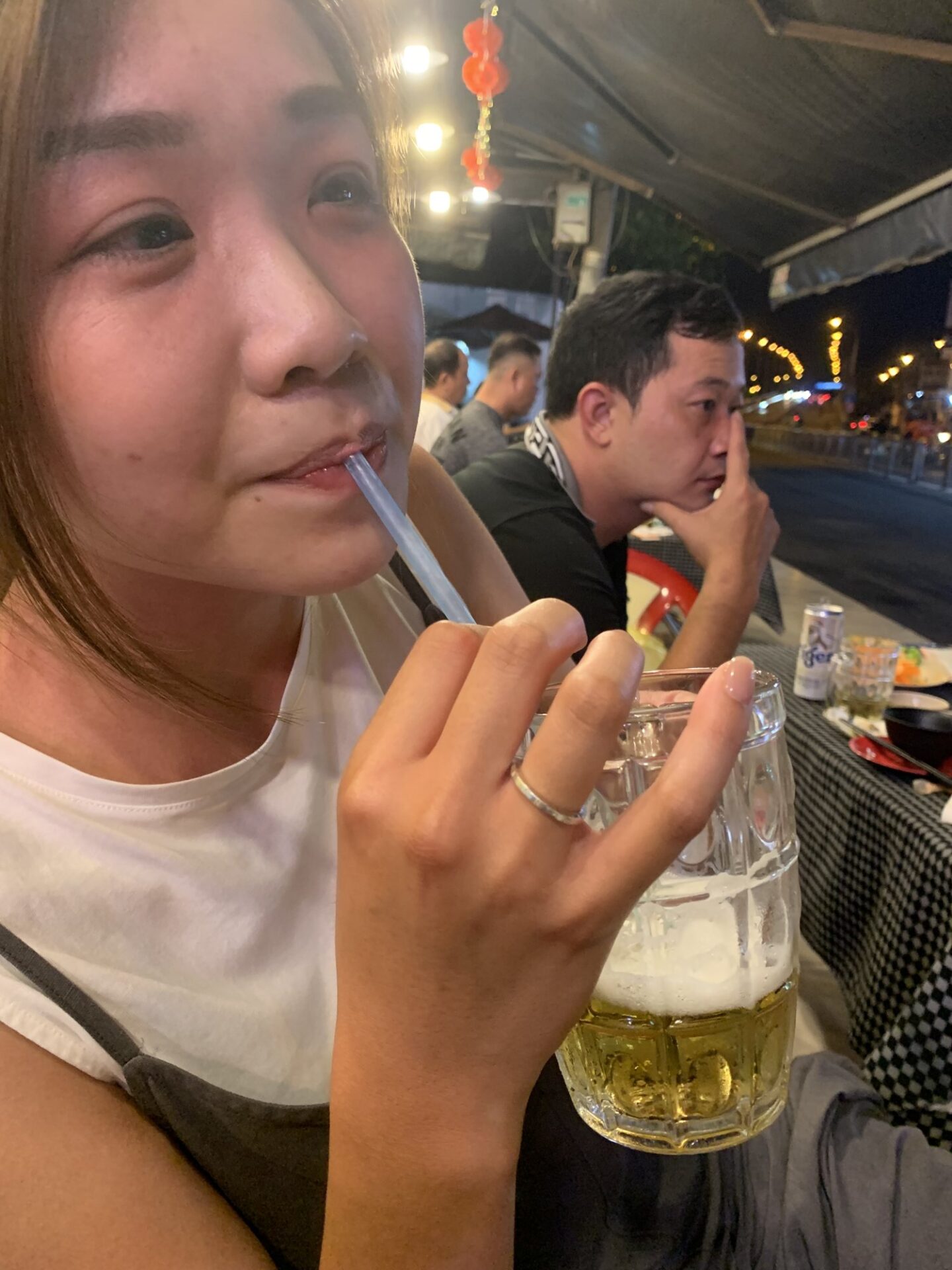 胡志明市街邊啤酒攤夜晚