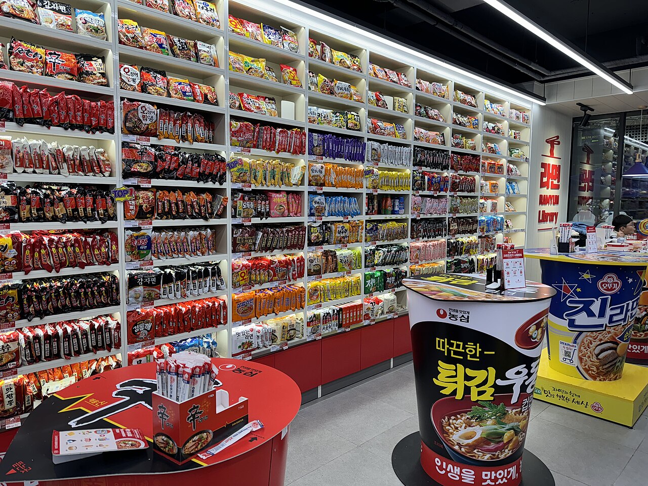 弘大這一帶巷子多、店多,住這區的精髓就是走出門就有東西吃