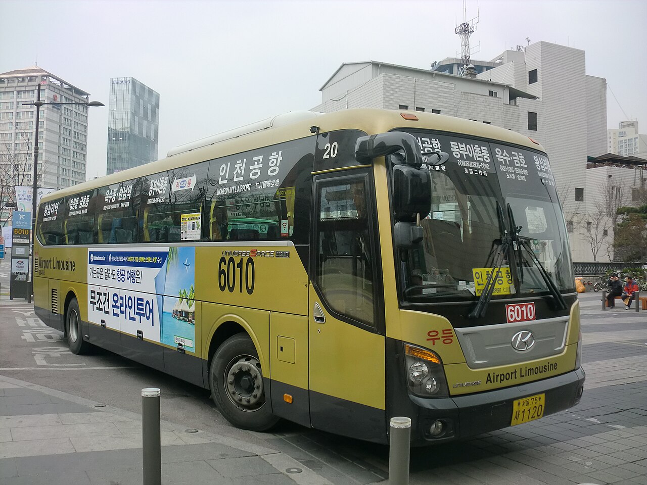 仁川機場線的機場巴士(利木津巴士):車身標示路線號碼與停靠站,行李放車底行李艙(示意圖,非本人拍攝)
