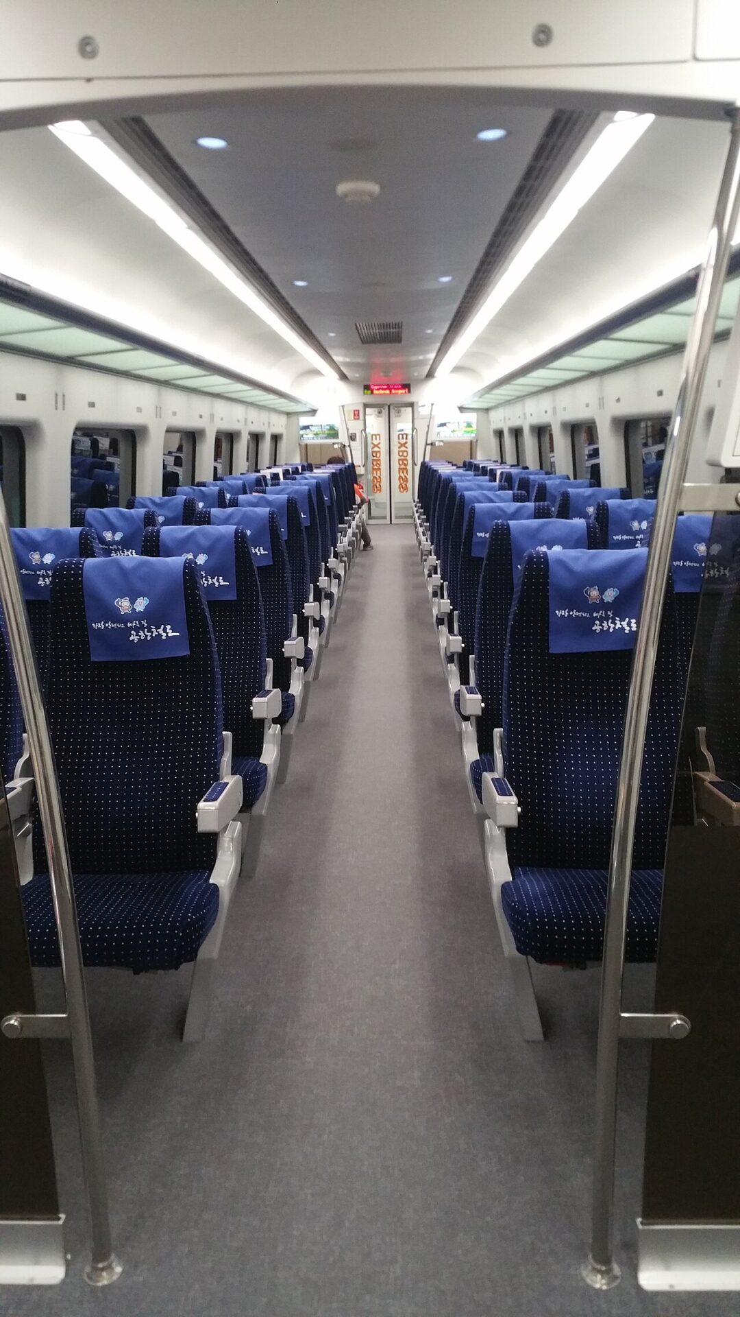 AREX 直達車車廂:對號座、有置物空間、保證有位——但這些配備,值不值得多花約 NT$190?(示意圖,非本人拍攝)