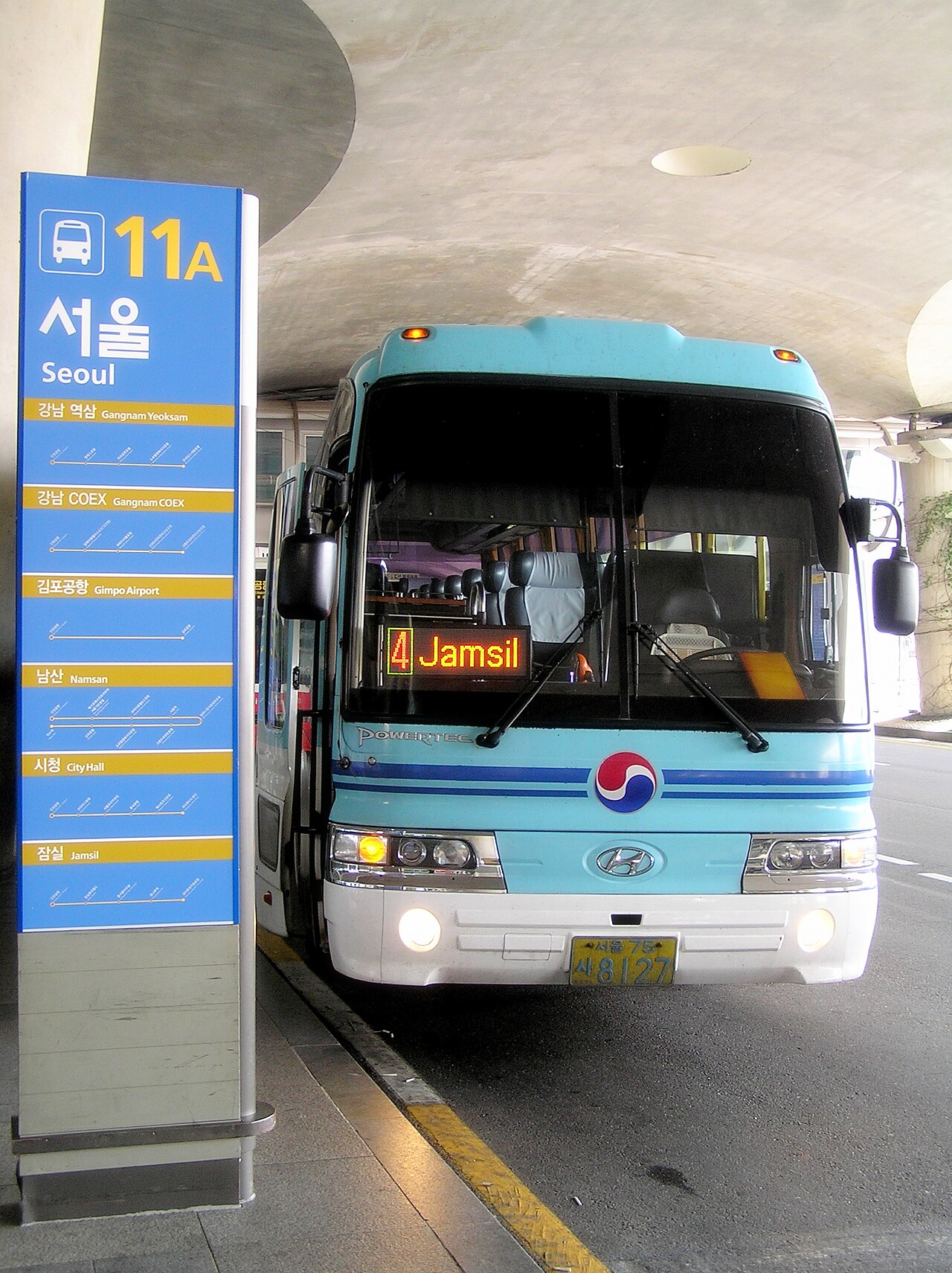 機場巴士乘車處的站柱:上面清楚寫著月台編號與停靠站(江南、COEX、金浦機場、南山、市廳、蠶室…)——買完票對號碼就對了(示意圖,非本人拍攝)
