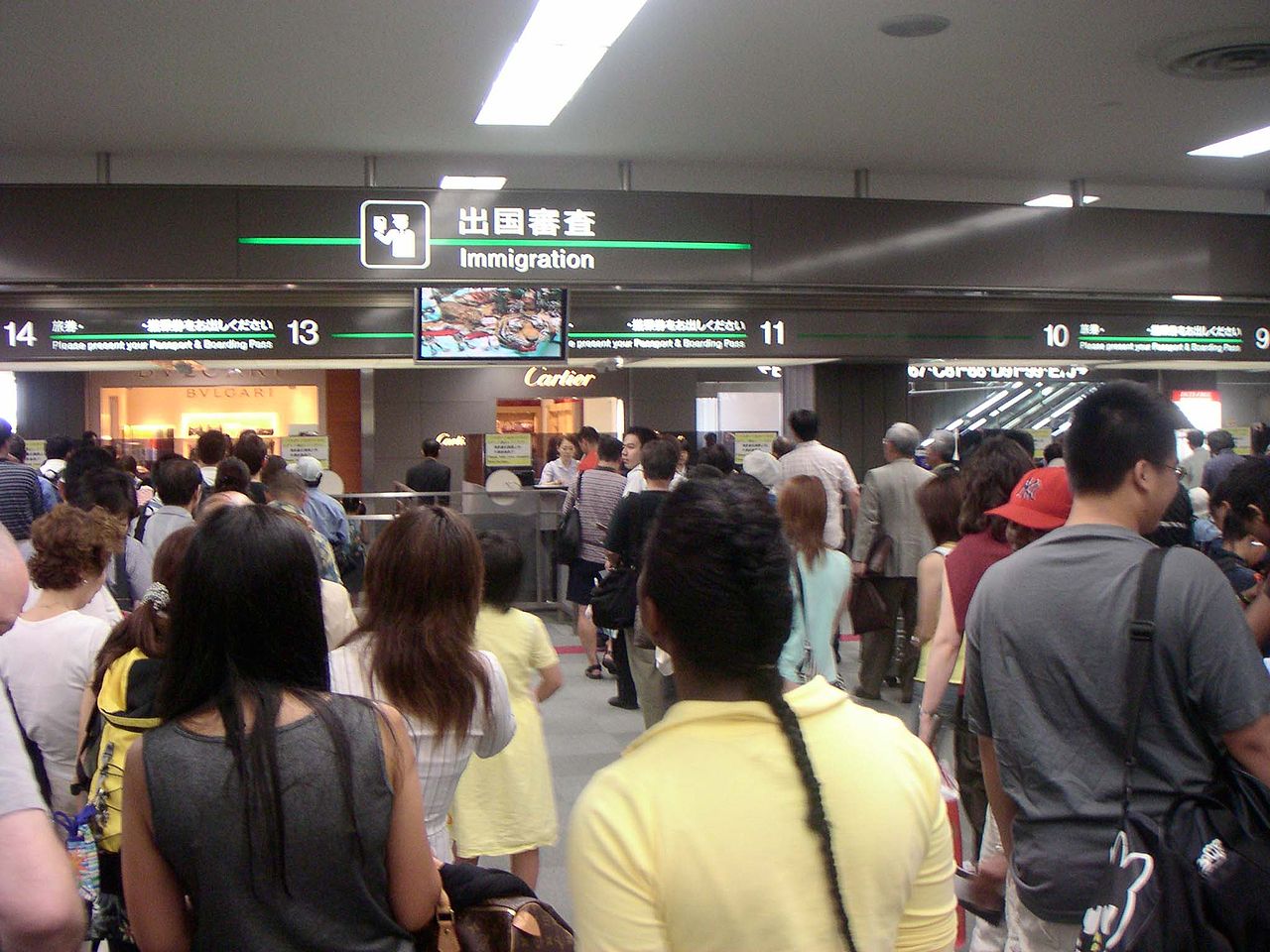 日本機場的證照查驗窗口，尖峰時段總是大排長龍——這正是先填好 Visit Japan Web、走自助機的價值所在（示意圖，非本人拍攝）