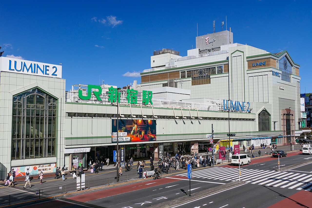 JR 新宿駅南口，招牌清楚寫著「JR 新宿駅」與 LUMINE 2 百貨——這是 JR 東日本的車站，地鐵一日券涵蓋不到這裡的 JR 山手線與中央線