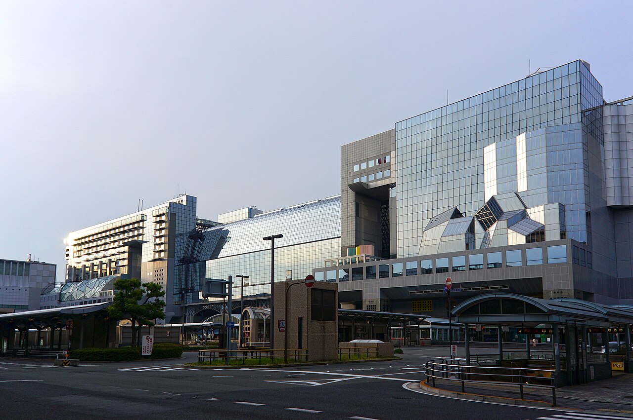 京都車站是關西的交通心臟,Haruka、新幹線、地鐵、巴士總站都在這一棟。