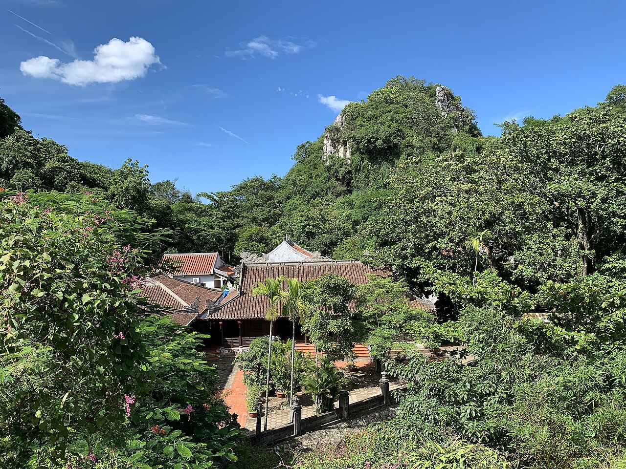 五行山的洞窟佛寺，藏在石灰岩裡的光。
