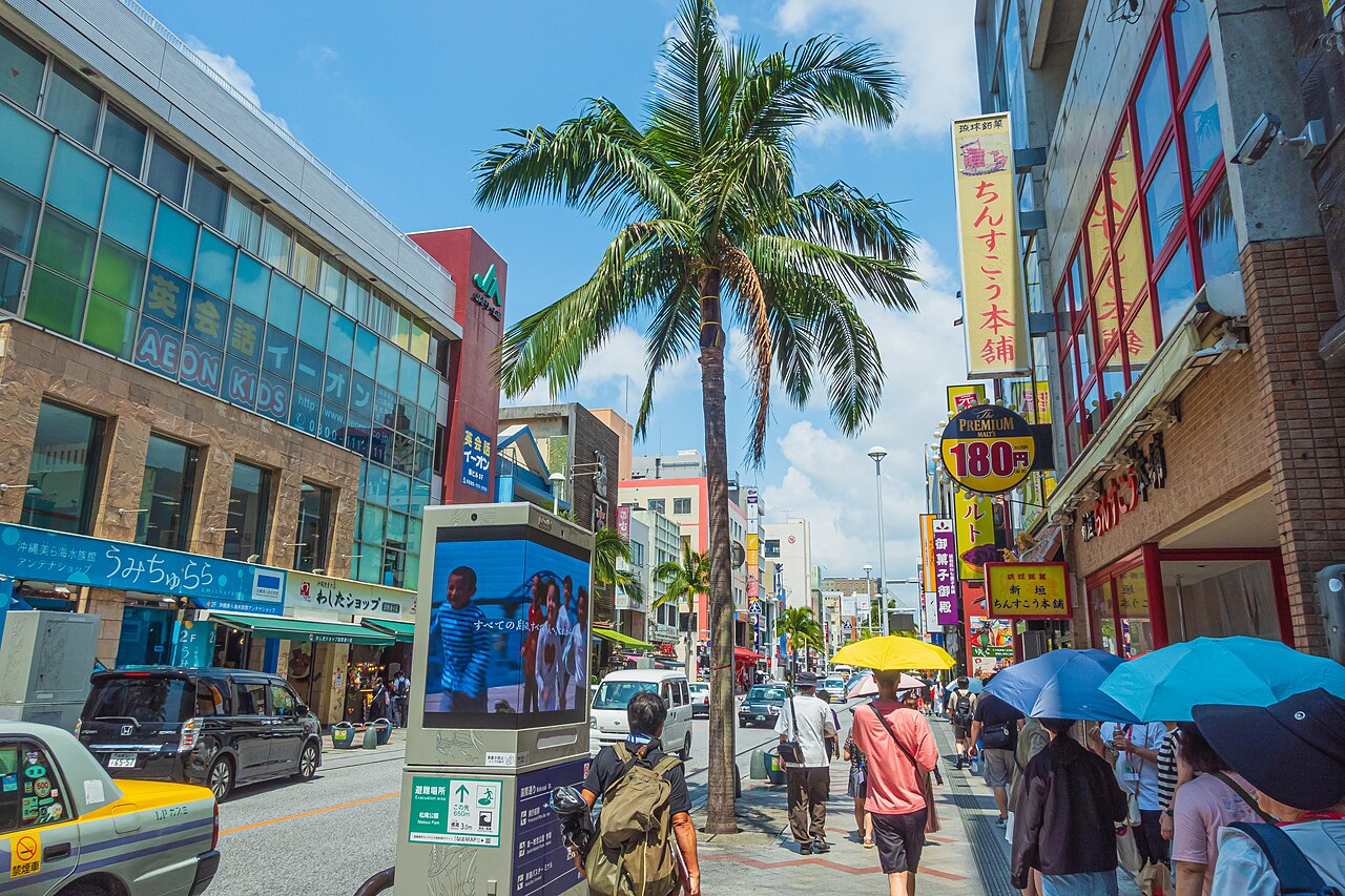 那霸國際通街景 白天 椰子樹與商店招牌