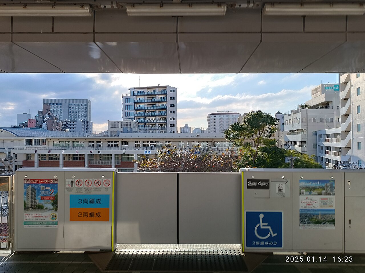 沖繩都市單軌電車 牧志站 月台 車廂編成標示