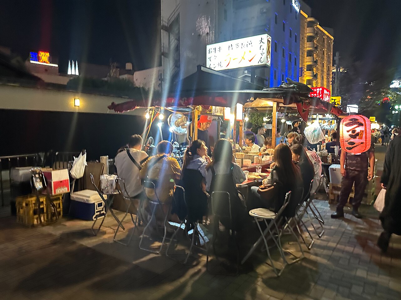 中洲屋台街沿著那珂川一整排燈籠，是福岡最有名的夜景之一