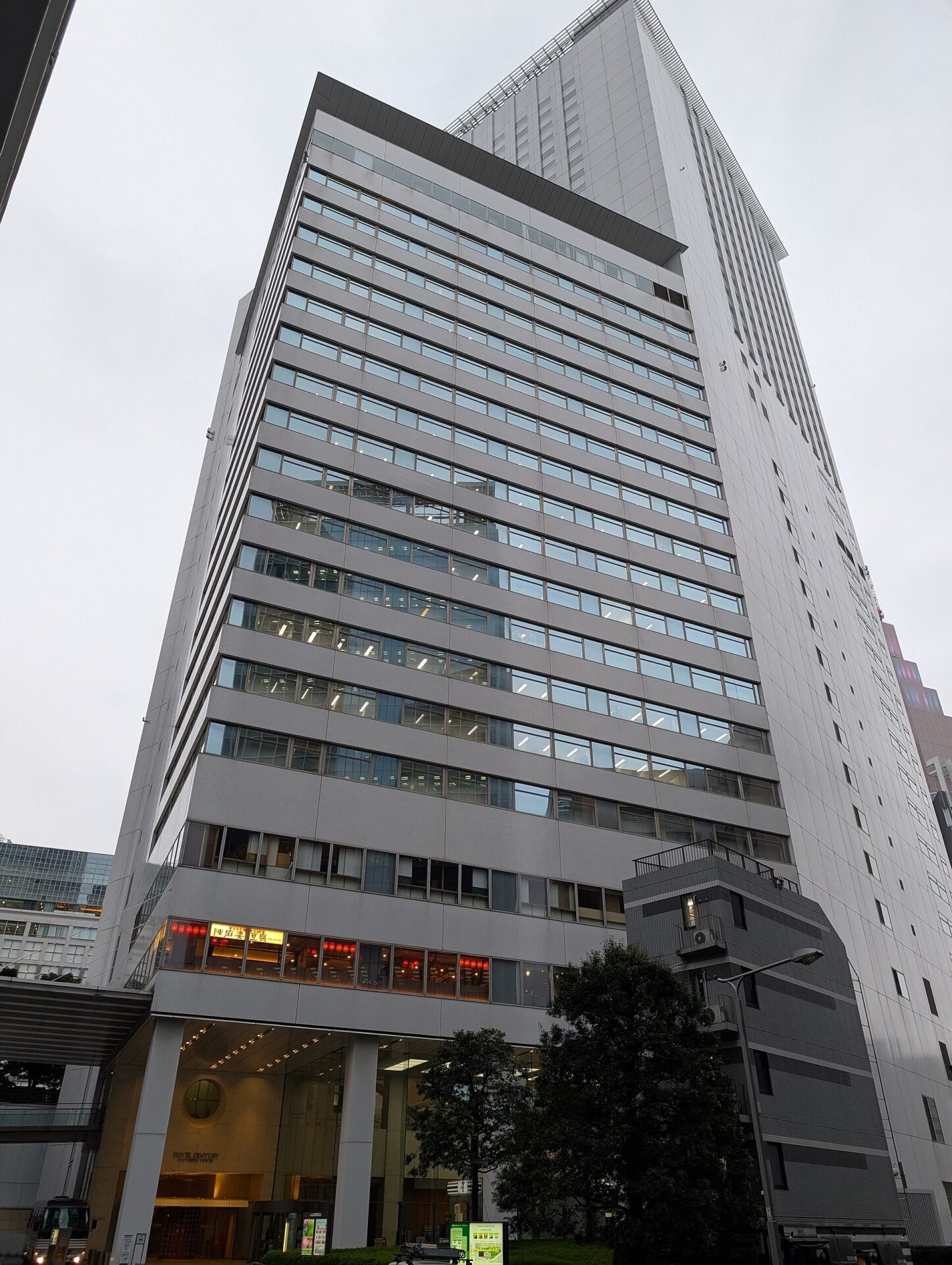 小田急世紀南悅酒店的外觀,新宿南口的高樓,低樓層有店家招牌,建築往上收成細長的塔樓。