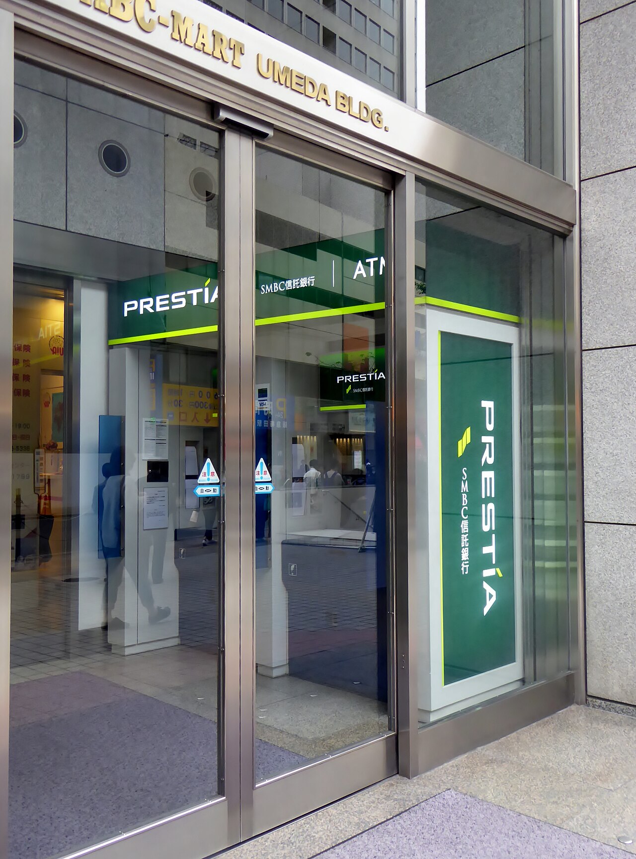 海外 ATM 示意圖（非本人拍攝）——提款前先看清楚三層費用，別把它當主要用錢方式