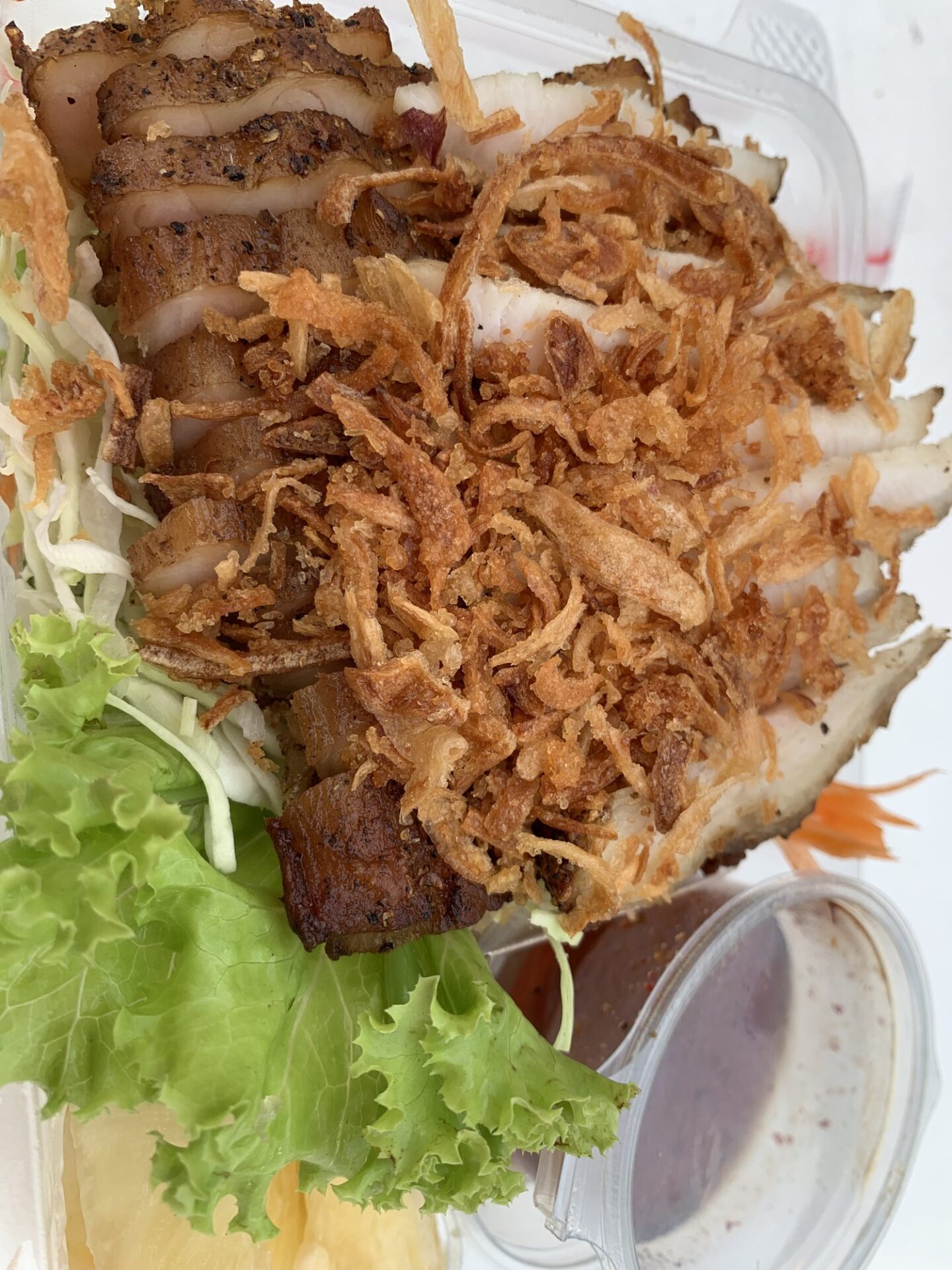 路邊買的泰式烤三層肉配酥炸紅蔥，一盒幾十泰銖，是我們每天的續命小吃。