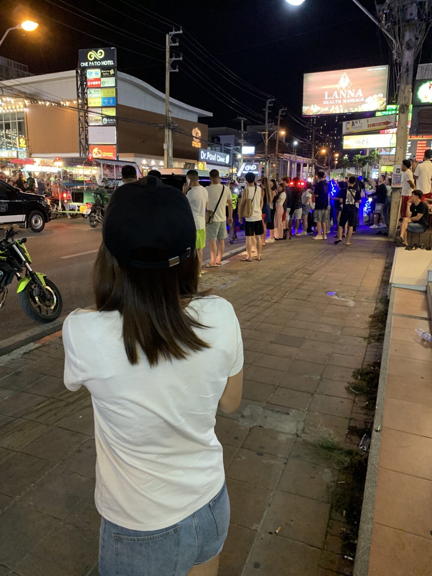 入夜後的芭達雅市中心，街頭表演、按摩店、夜市擠在一起——熱鬧，但也記得顧好隨身包。
