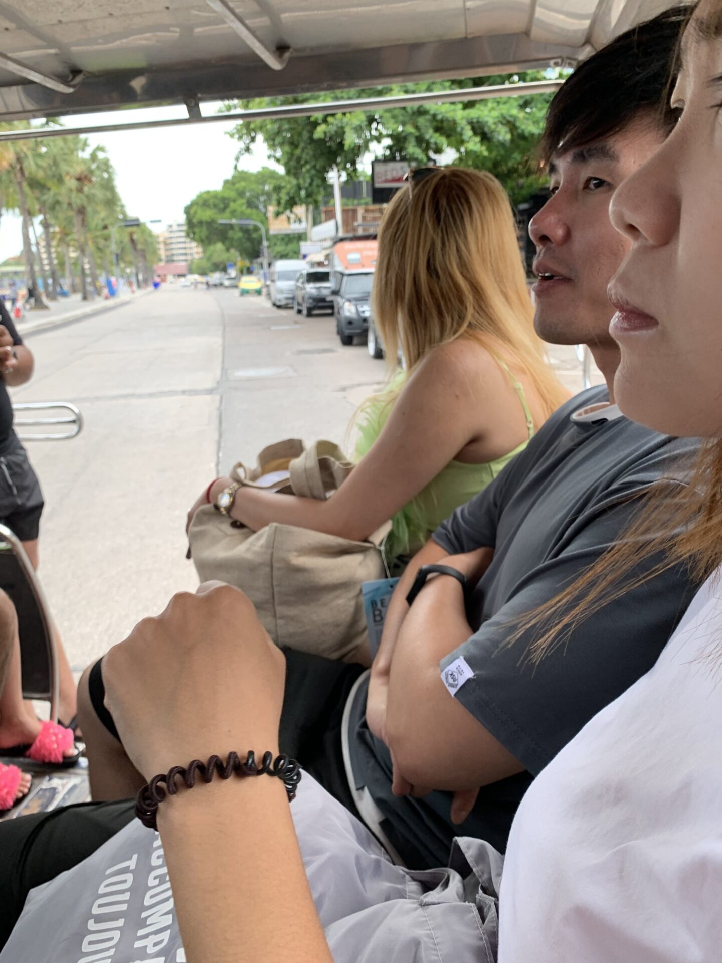 市區移動最在地的方式就是這種雙條車（Songthaew），沿海灘路跳上跳下，一趟幾十泰銖。
