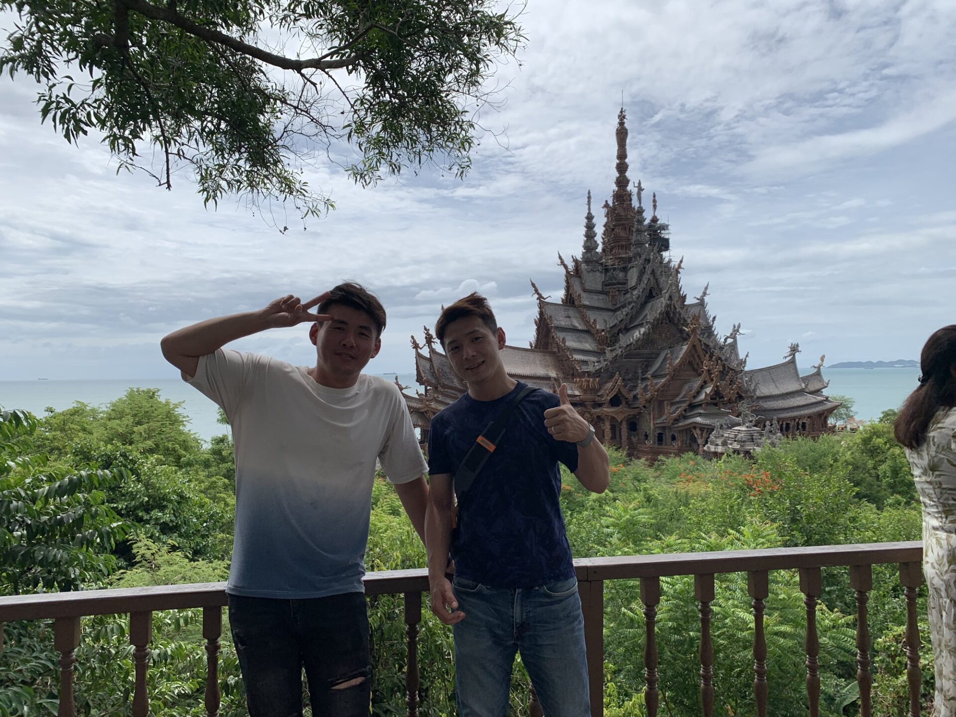 真理寺（Sanctuary of Truth）蓋在海邊，整座全木造、沒有一根釘子——2023 年我們親自站在觀景台前拍的。