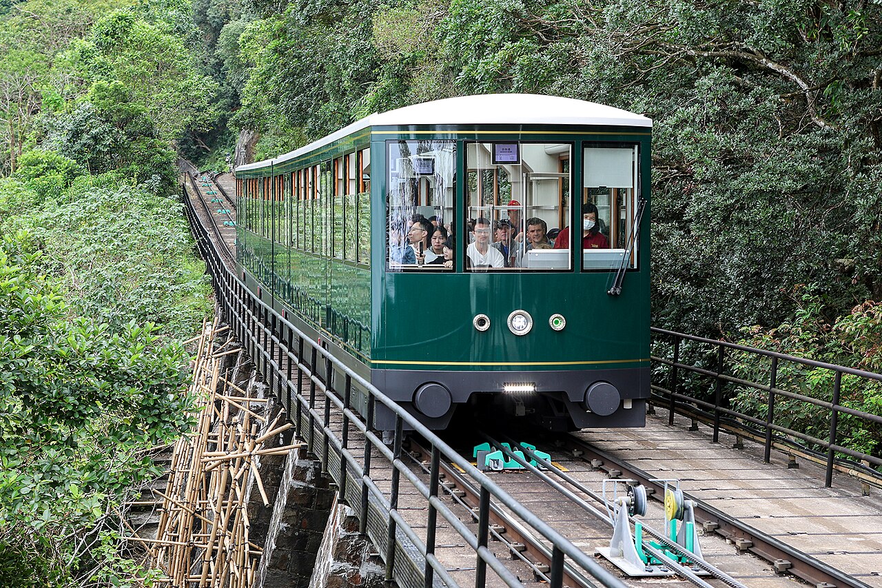 第六代山頂纜車,2022 年啟用的亮綠色車廂