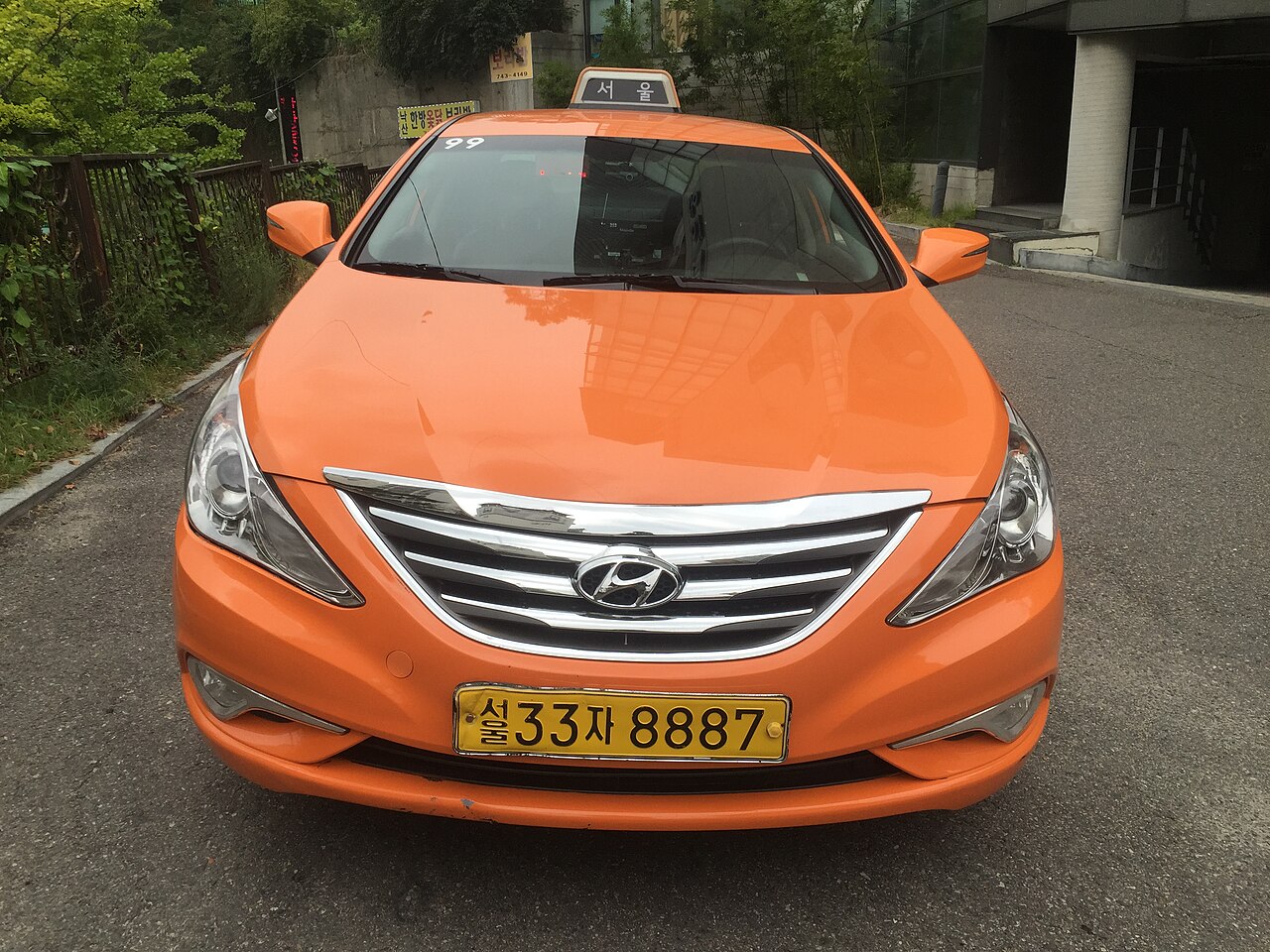 首爾的一般計程車(車頂標示「서울」=首爾):跳錶計費,機場到市區約 ₩50,000–70,000 再加高速公路通行費(示意圖,非本人拍攝)