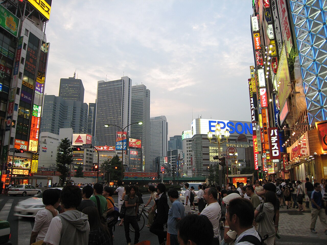 新宿的高樓夜景——第一天不想跑遠,住新宿或澀谷,晚上下樓就是熱鬧
