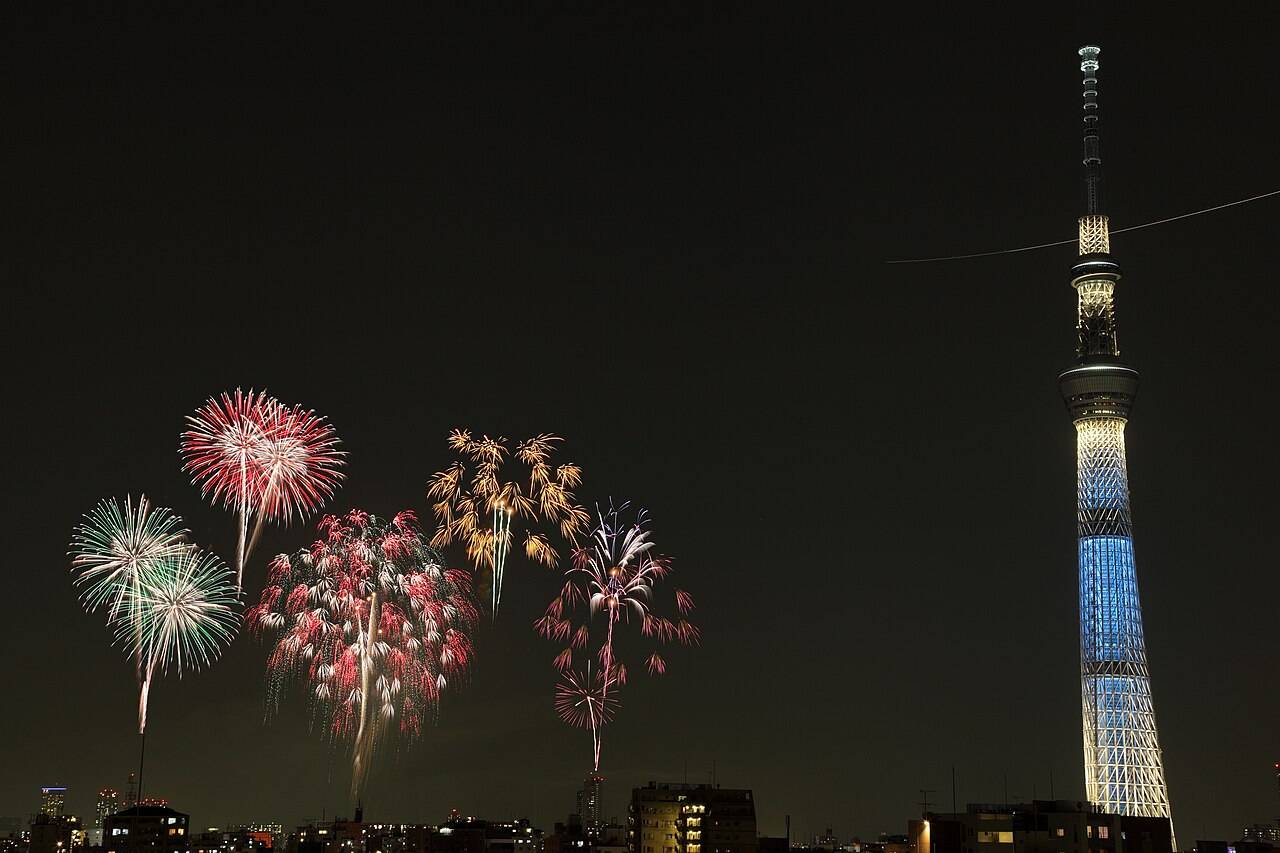 隅田川花火大會現場，是東京夏天最經典的一場（做功課時翻到的實景照）