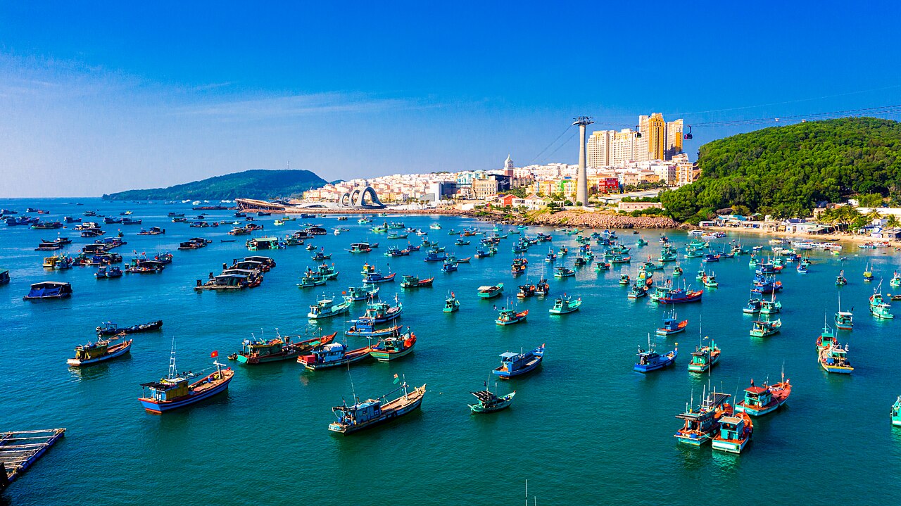 日落小鎮的接吻橋,兩端向海延伸差一點相接,夕陽把整座橋染成金色,是情侶必拍的一幕。