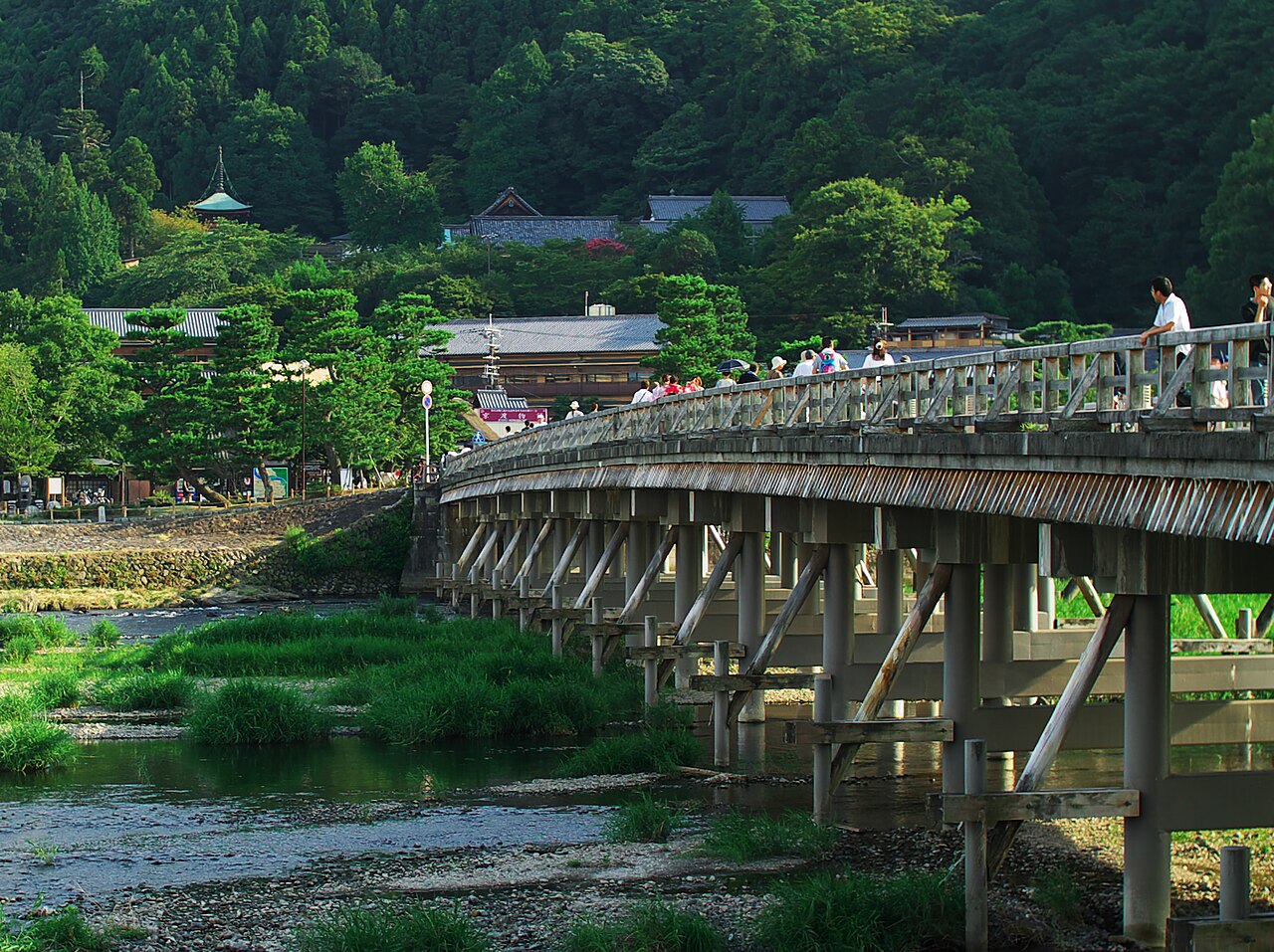 嵐山渡月橋的晨昏最美,適合住一晚泡湯,把最美時段留給自己。