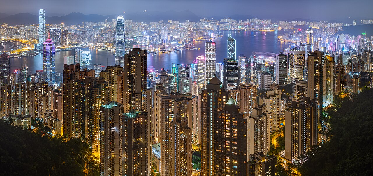 從尖沙咀海濱看維多利亞港與港島天際線