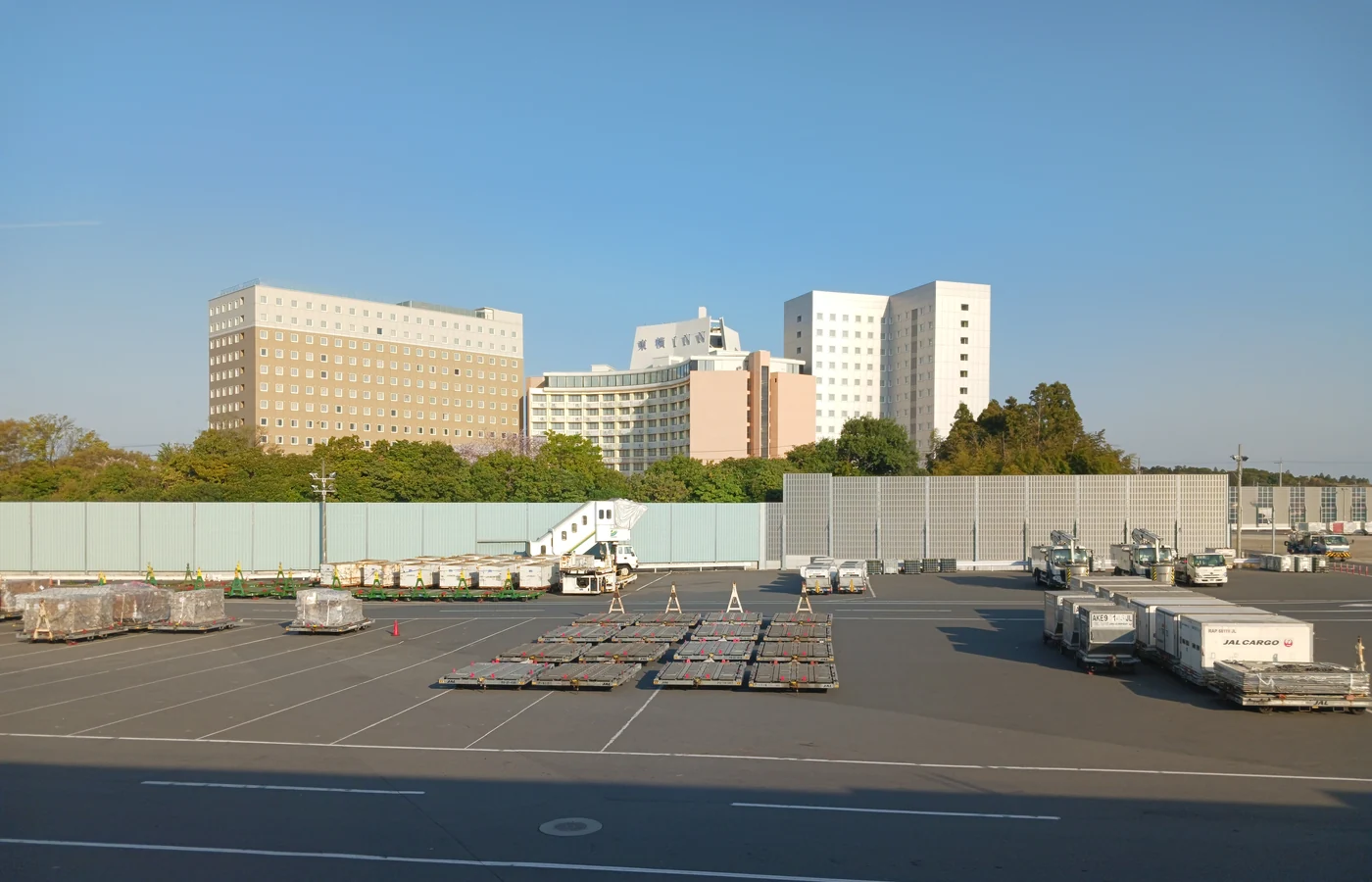 從成田機場第三航廈望向東橫 INN 成田機場新館