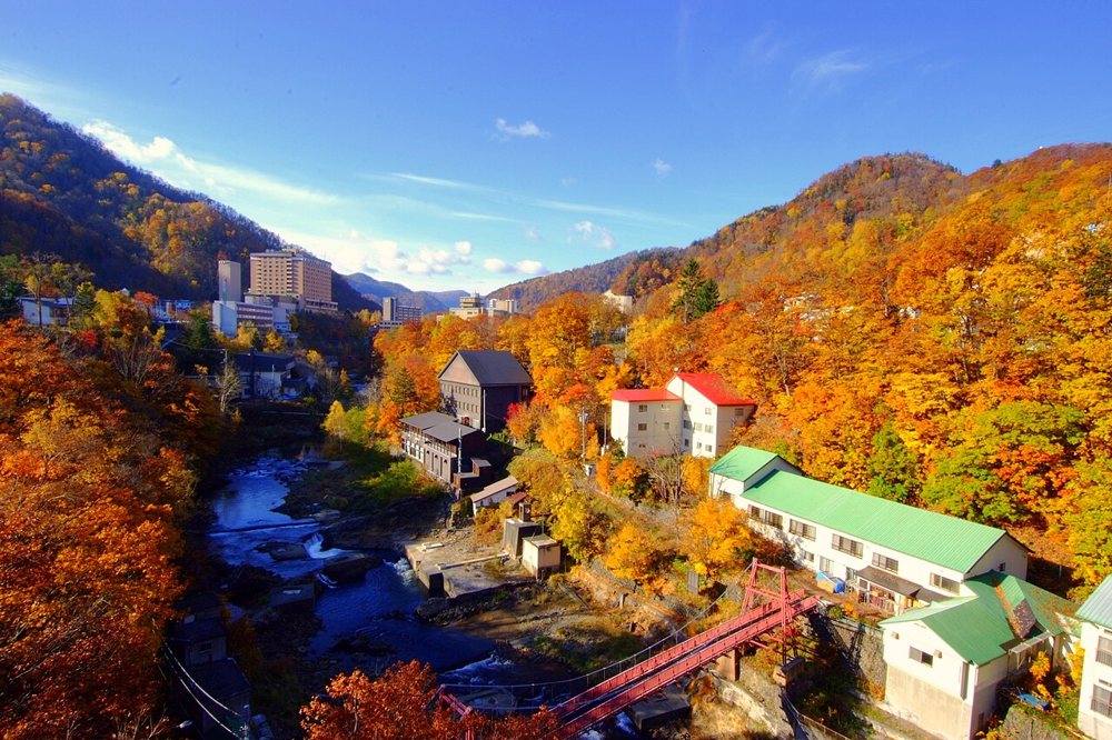 秋天的定山溪，溫泉旅館就蓋在整面紅色的山谷裡