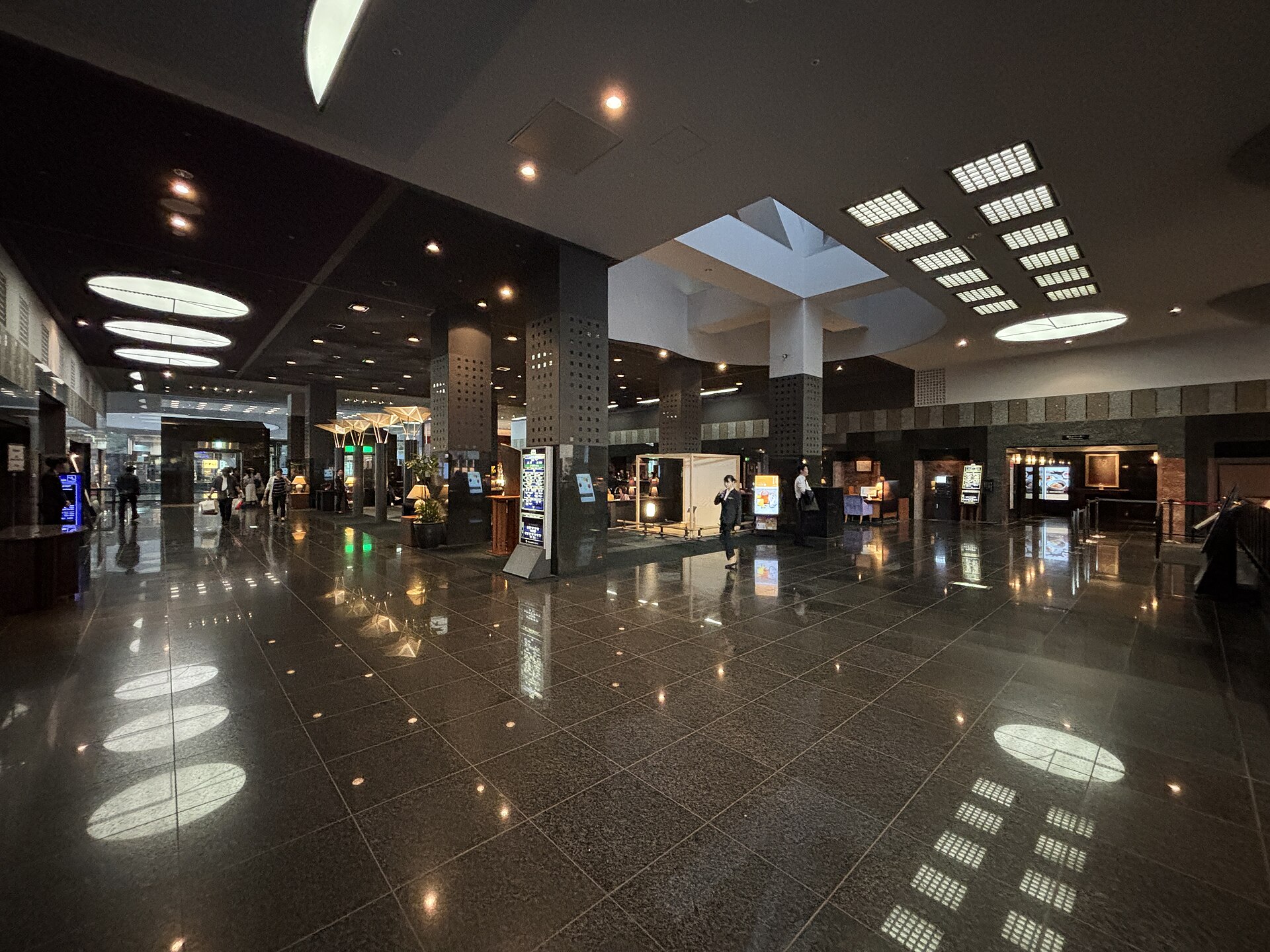 京都格蘭比亞大飯店大廳，位於車站建築 2 樓｜日本京都自由行住宿