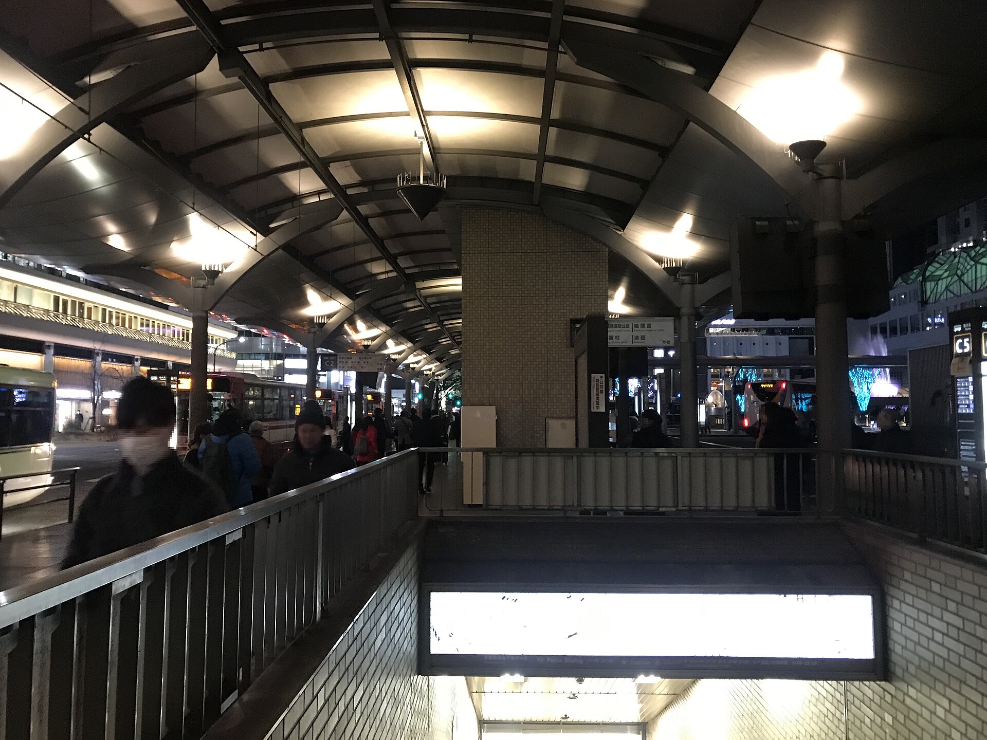 京都車站烏丸中央口前的市巴士總站夜景｜日本京都自由行交通