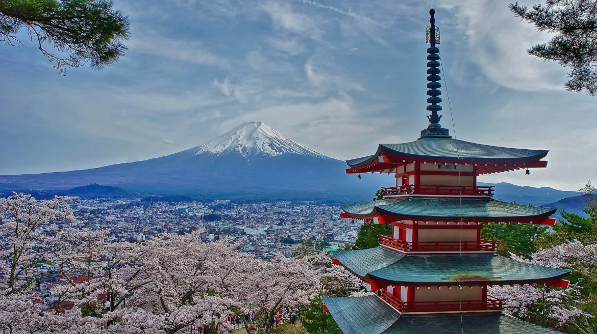 新倉山淺間公園忠靈塔與富士山實景