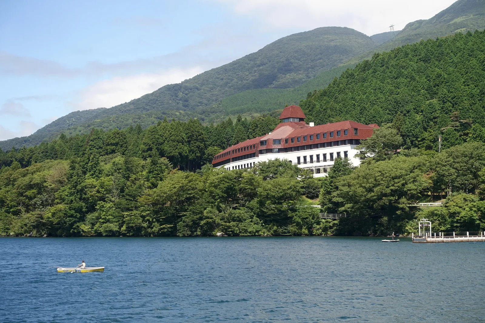 日本箱根蘆之湖畔山之飯店外觀，示意訂房平台比價要固定同一間住宿