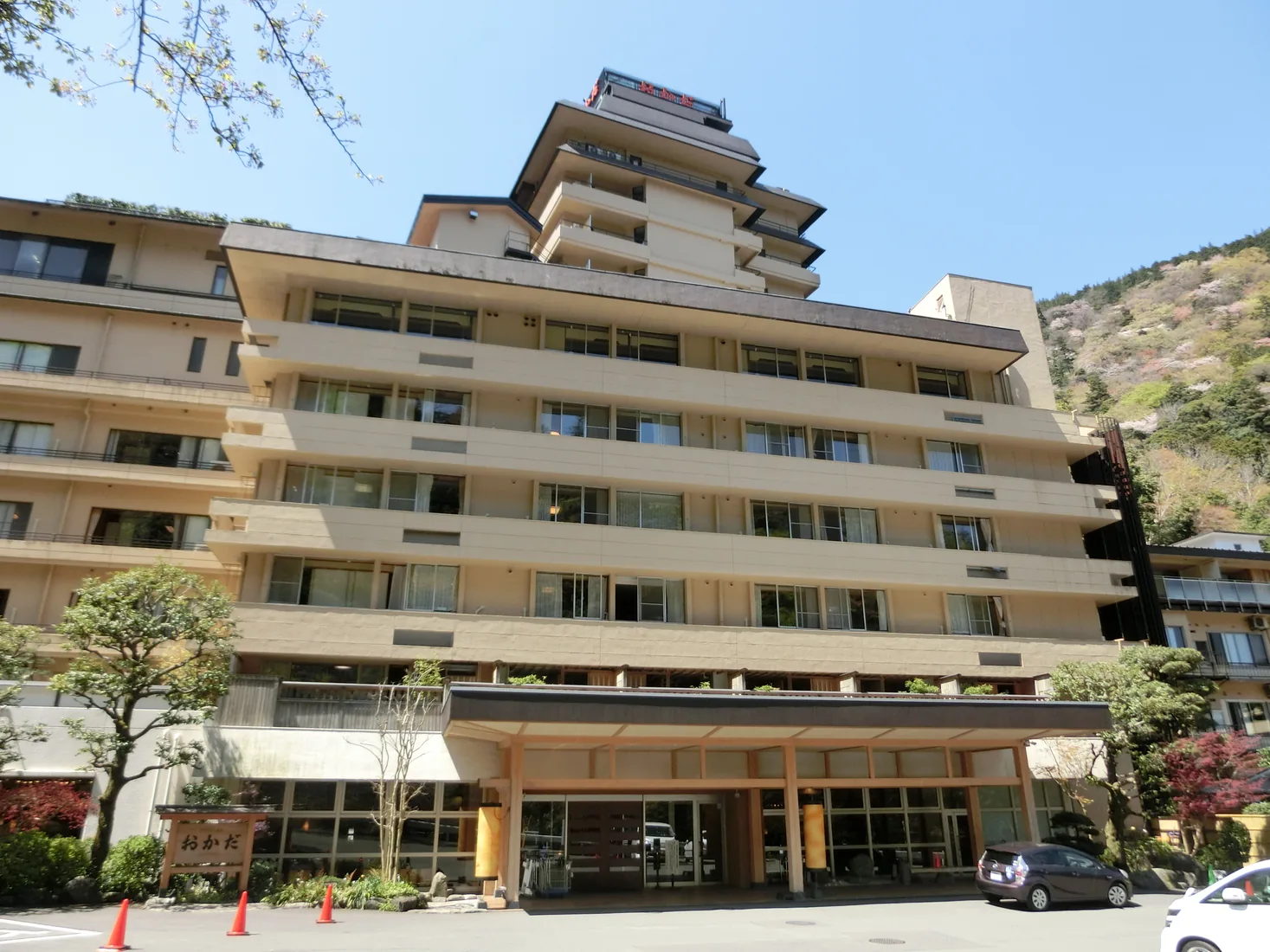 箱根湯本 Hotel Okada 真實入口與客房建築