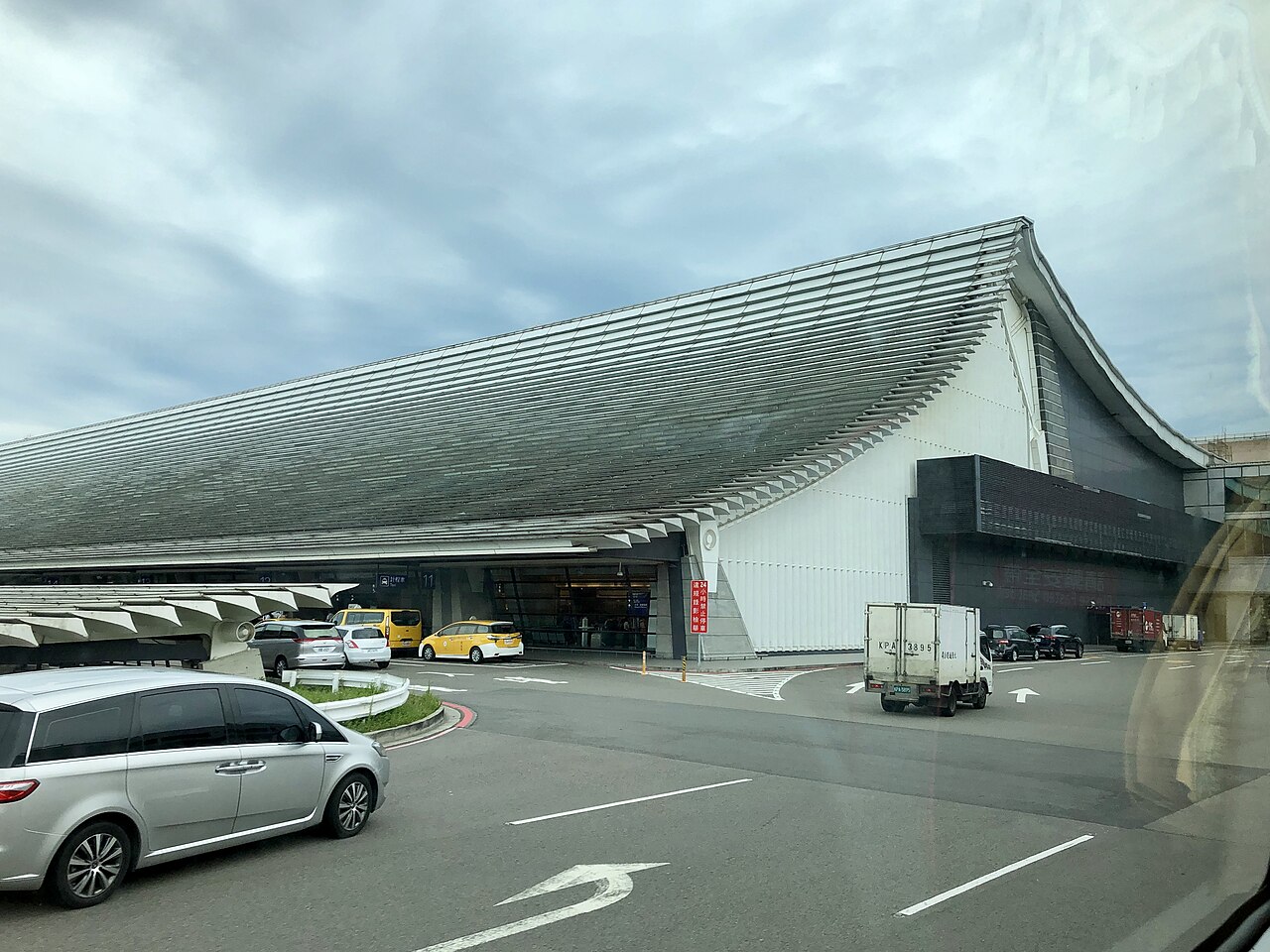 連假的機場長這樣。班機時段選錯，三天連假直接被吃掉一天