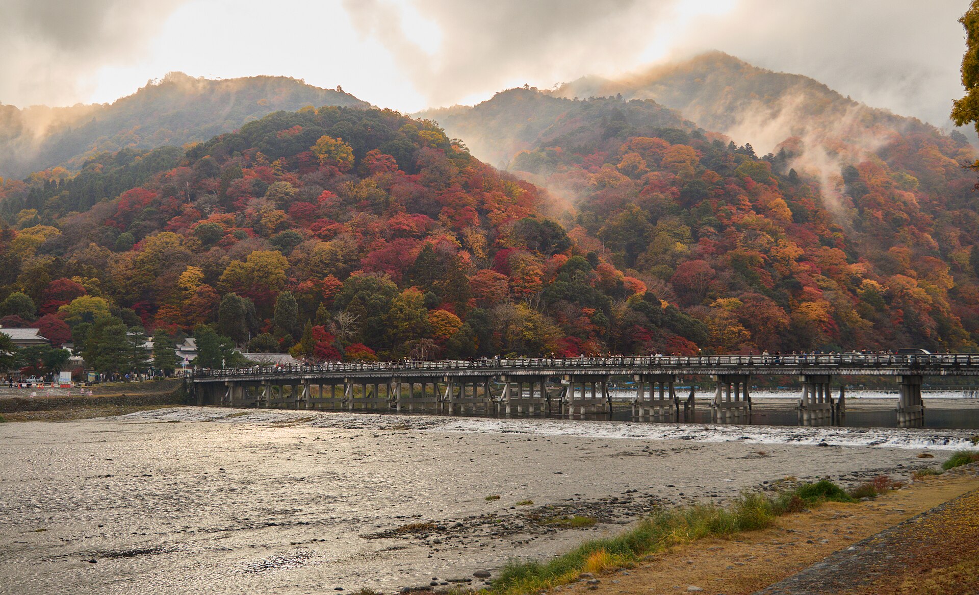 嵐山渡月橋一帶,紅葉季的中午這裡幾乎是走不動的