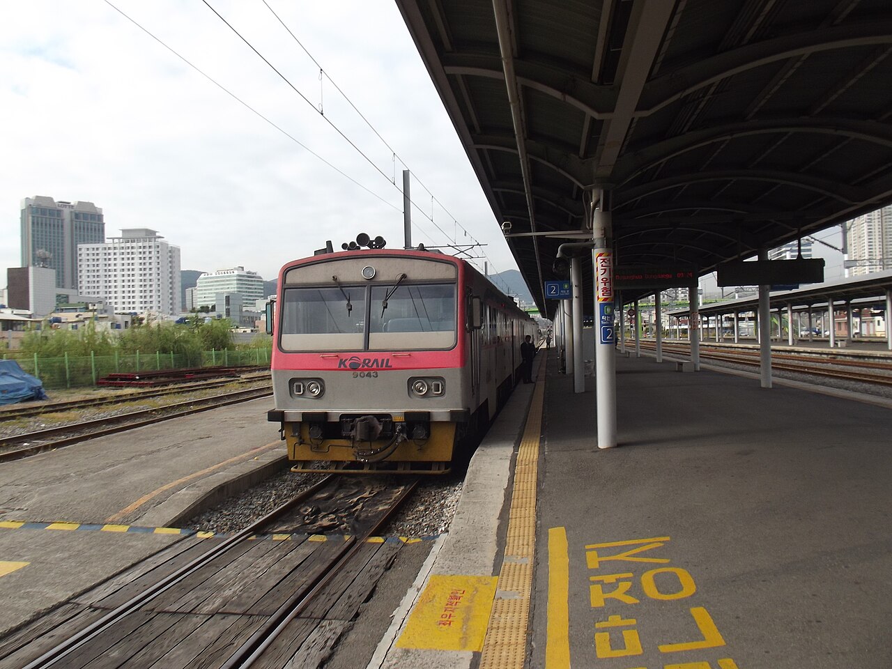 這是釜田站的月台,紅白車身的 Korail 列車停在露天月台邊。它跟釜山站是兩個不同的站,訂票前先看清楚終點寫哪一個